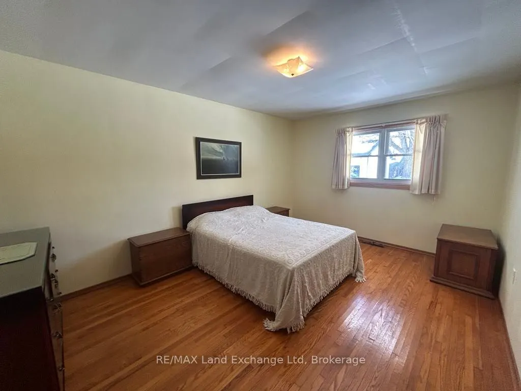 27 Elizabeth Street S