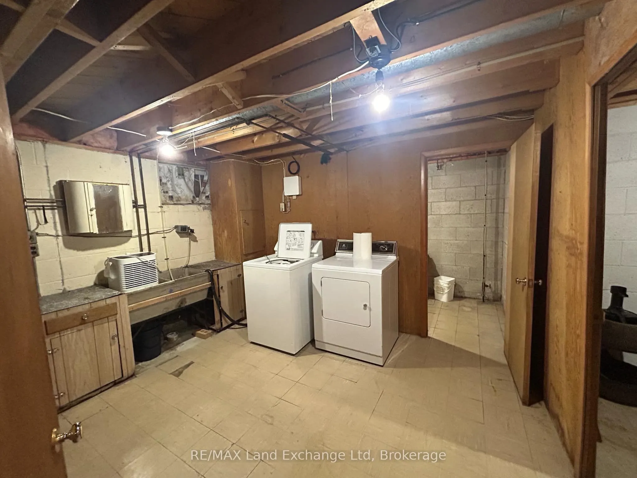 27 Elizabeth Street S