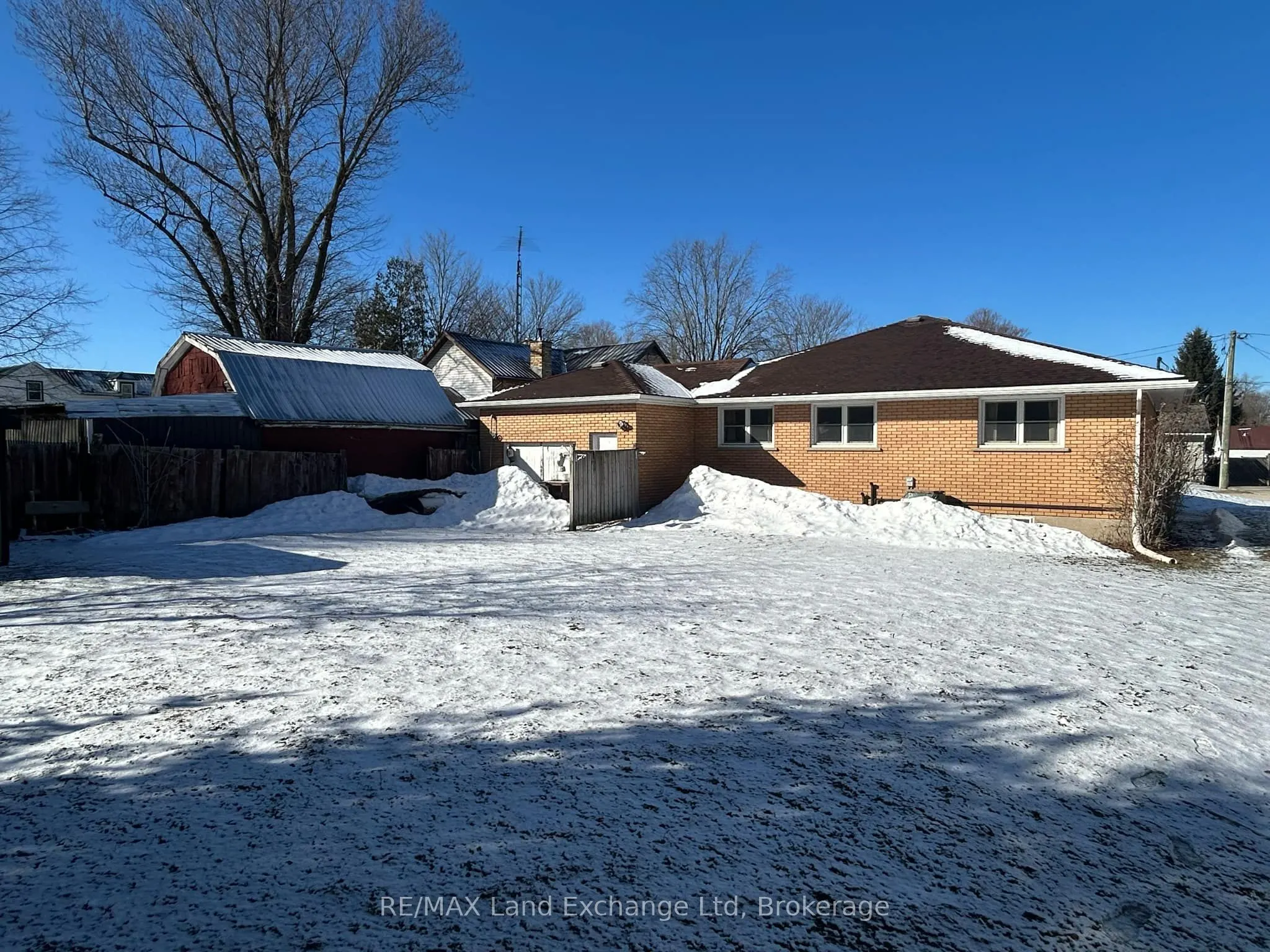 27 Elizabeth Street S