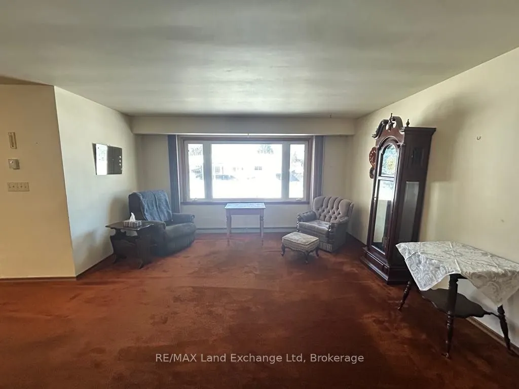 27 Elizabeth Street S