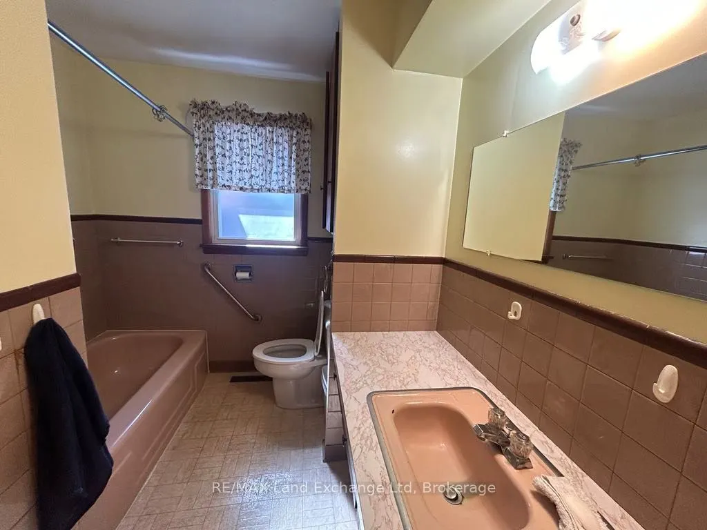 27 Elizabeth Street S