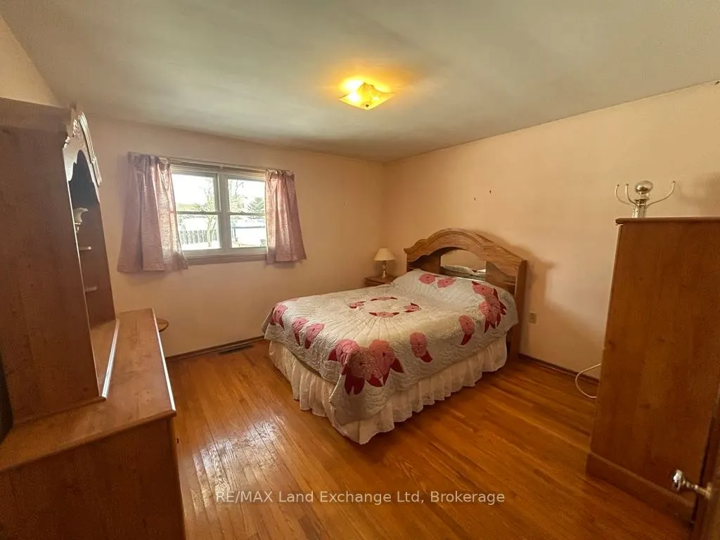 27 Elizabeth Street S