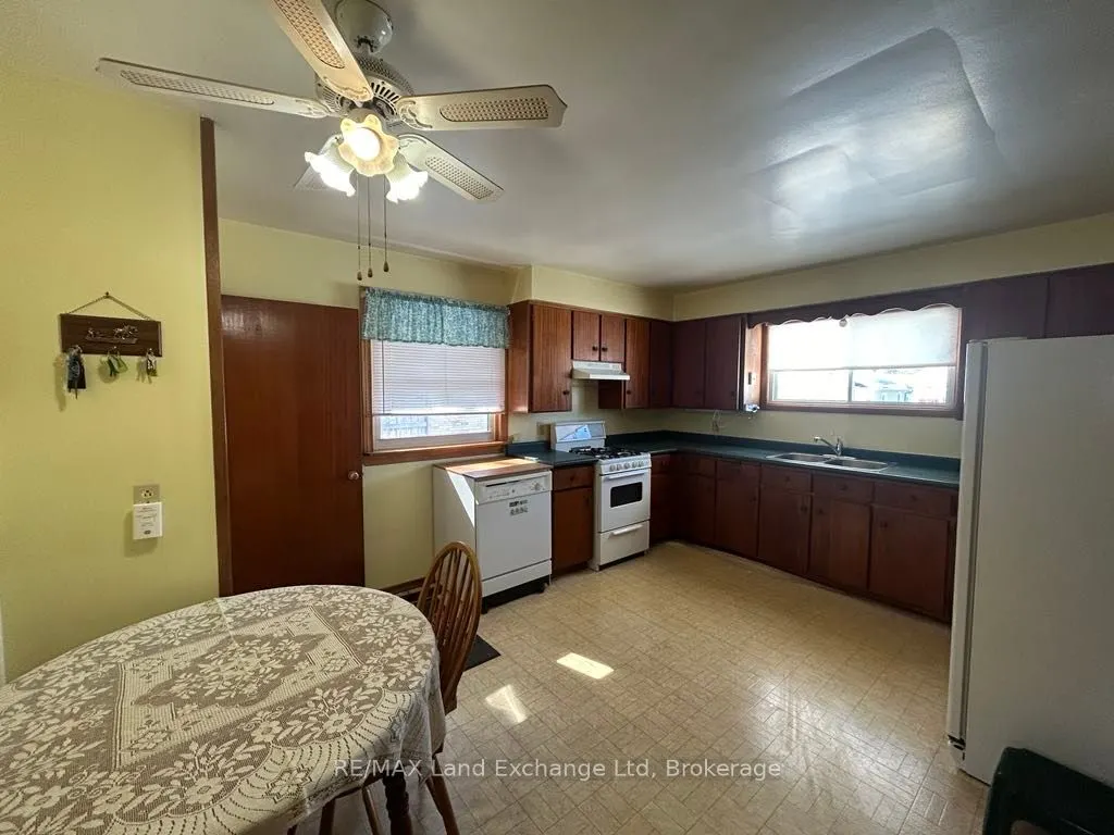 27 Elizabeth Street S