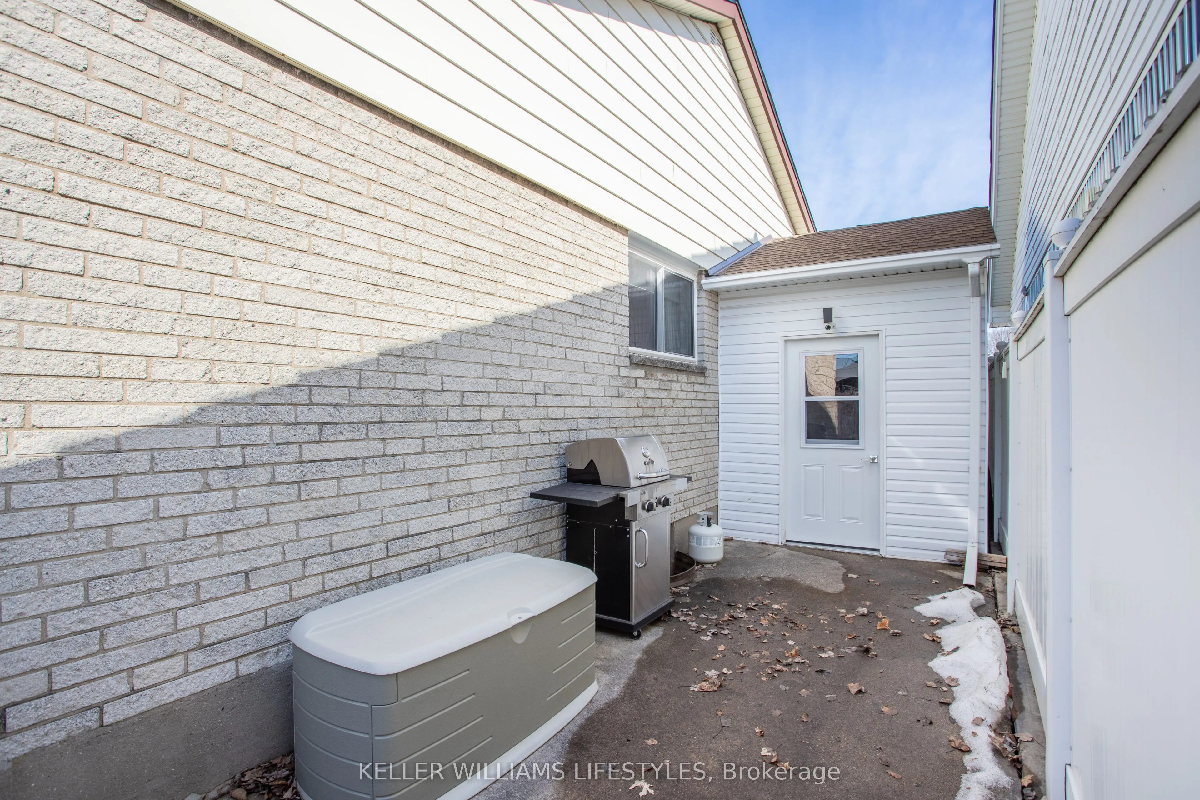 25 Queenston Crescent