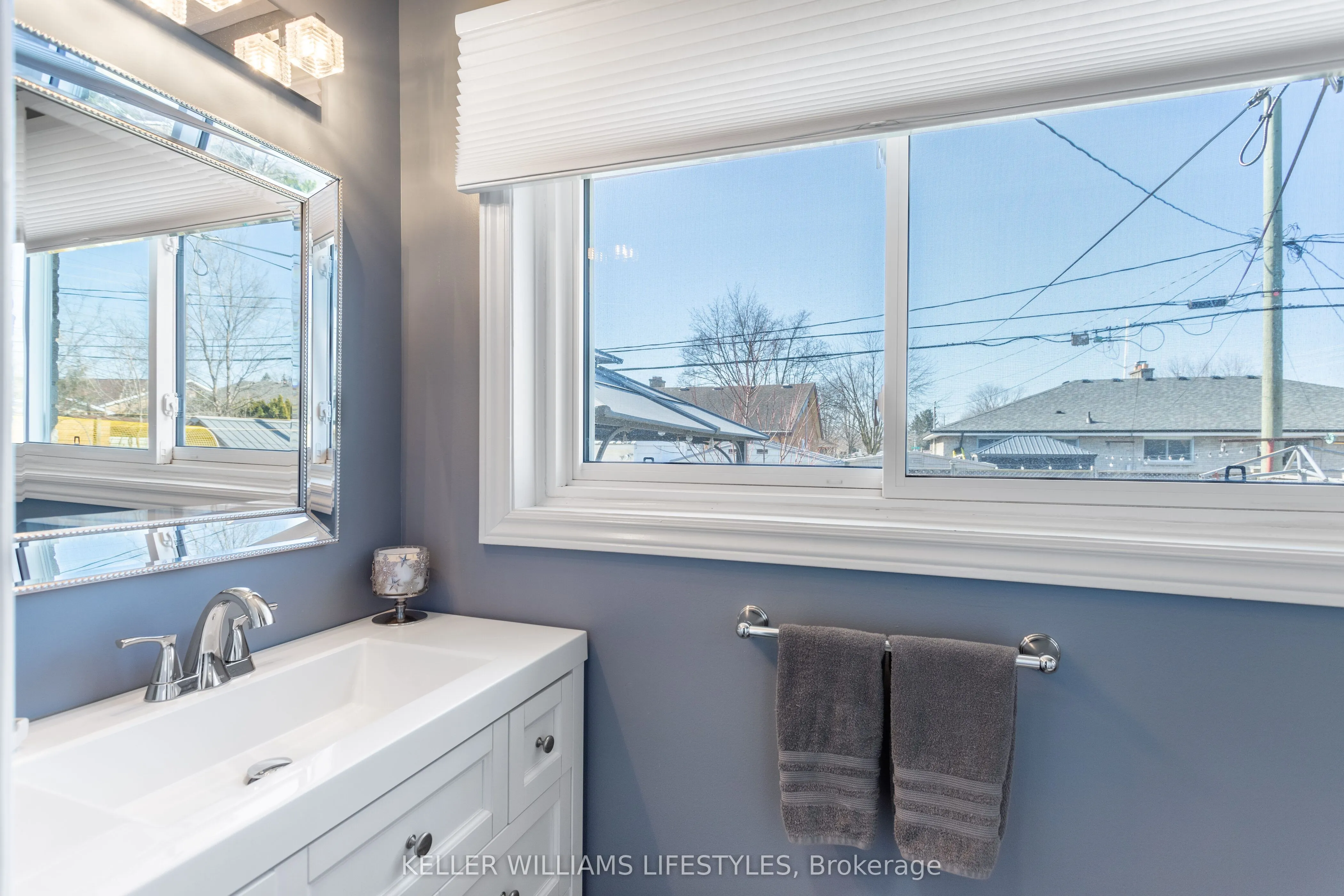 25 Queenston Crescent