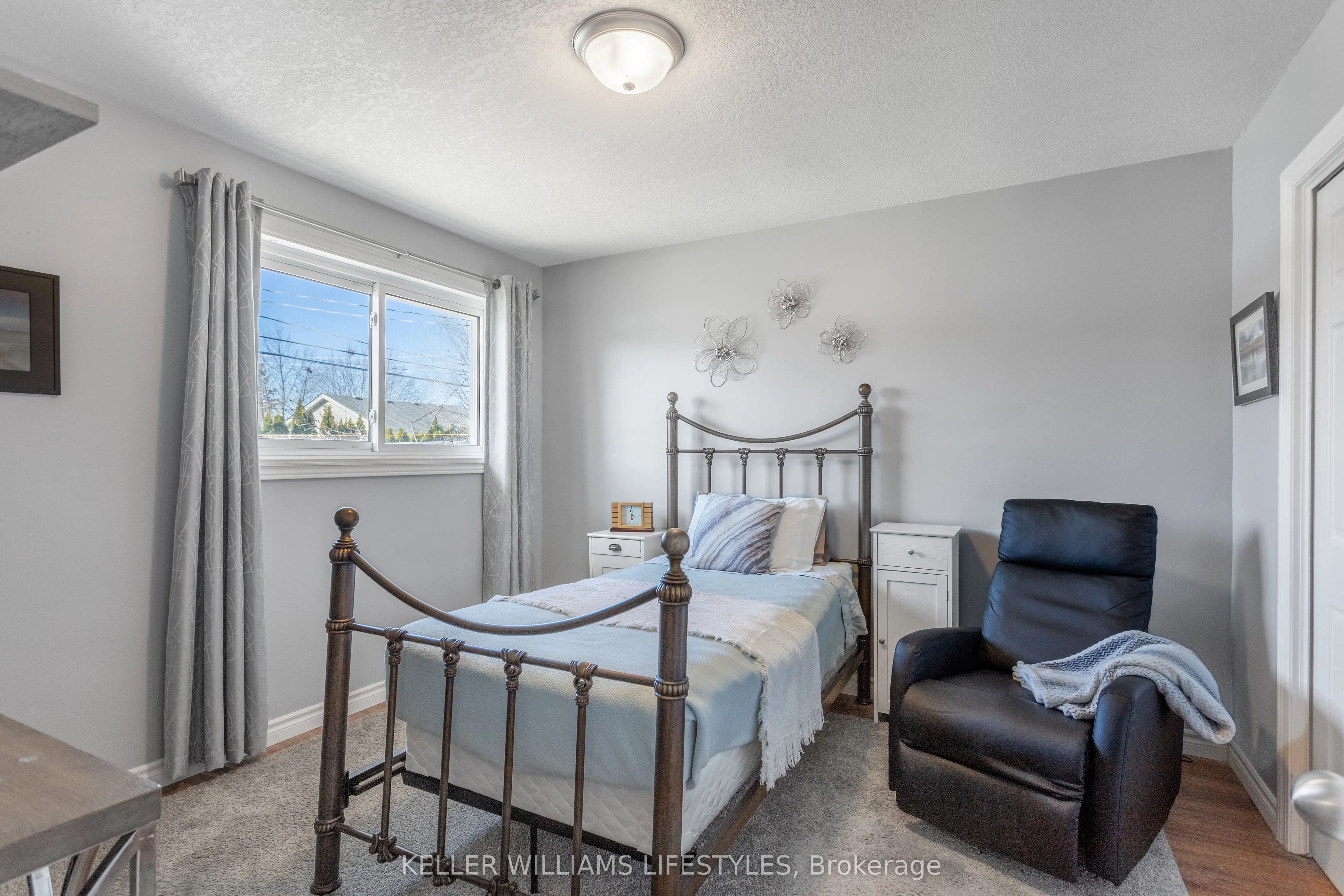 25 Queenston Crescent