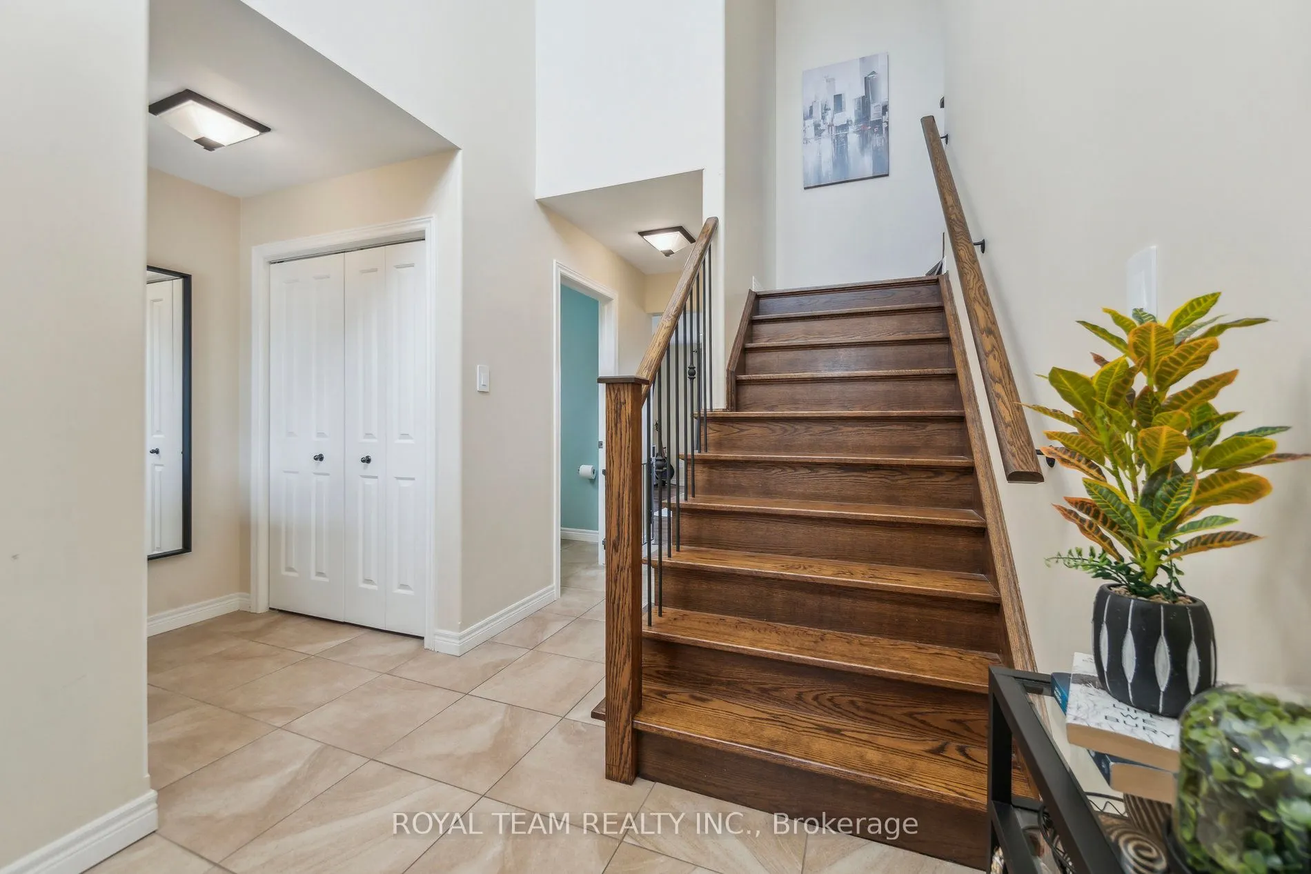 2 Lafayette Street E