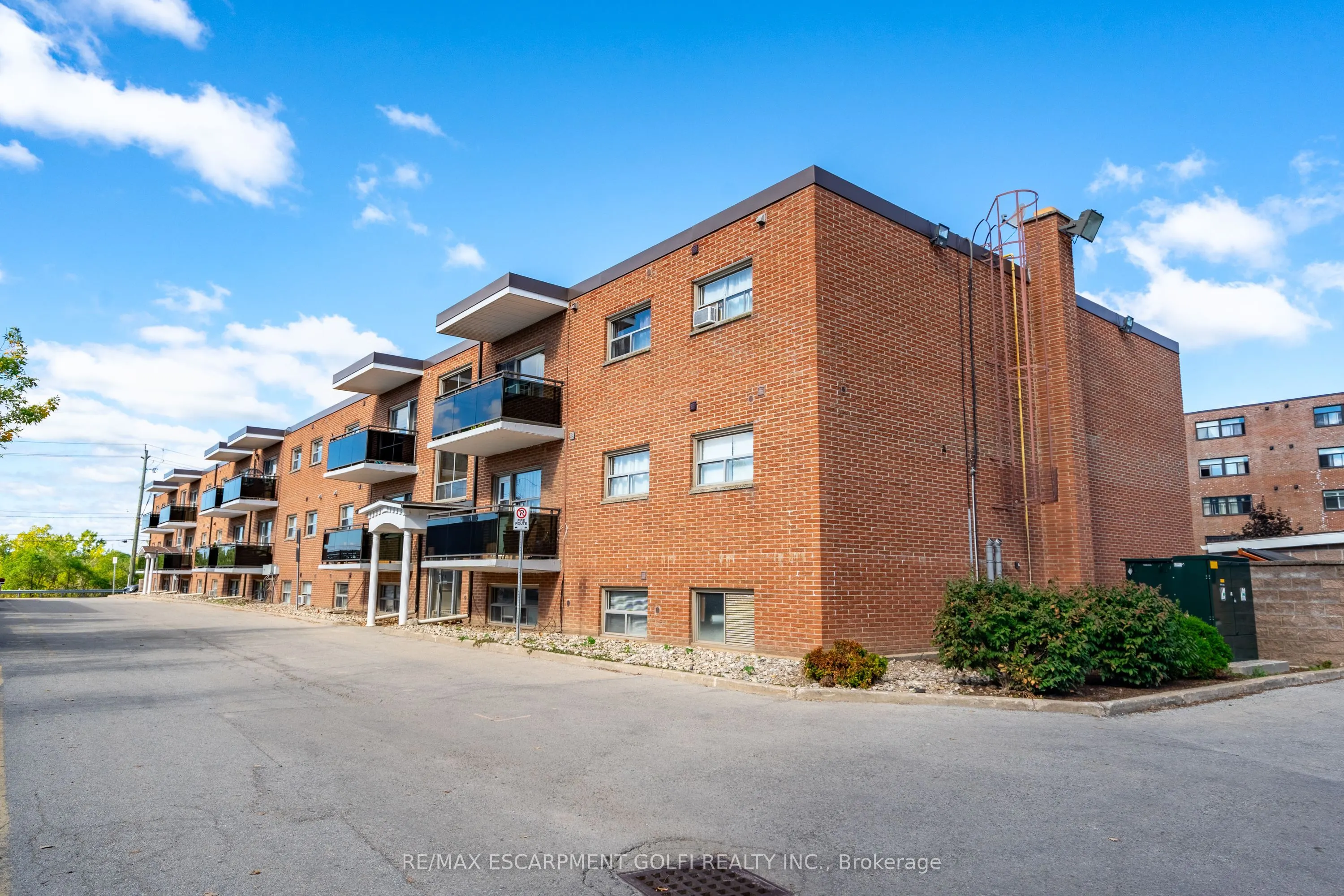 264 Oakdale Avenue #102