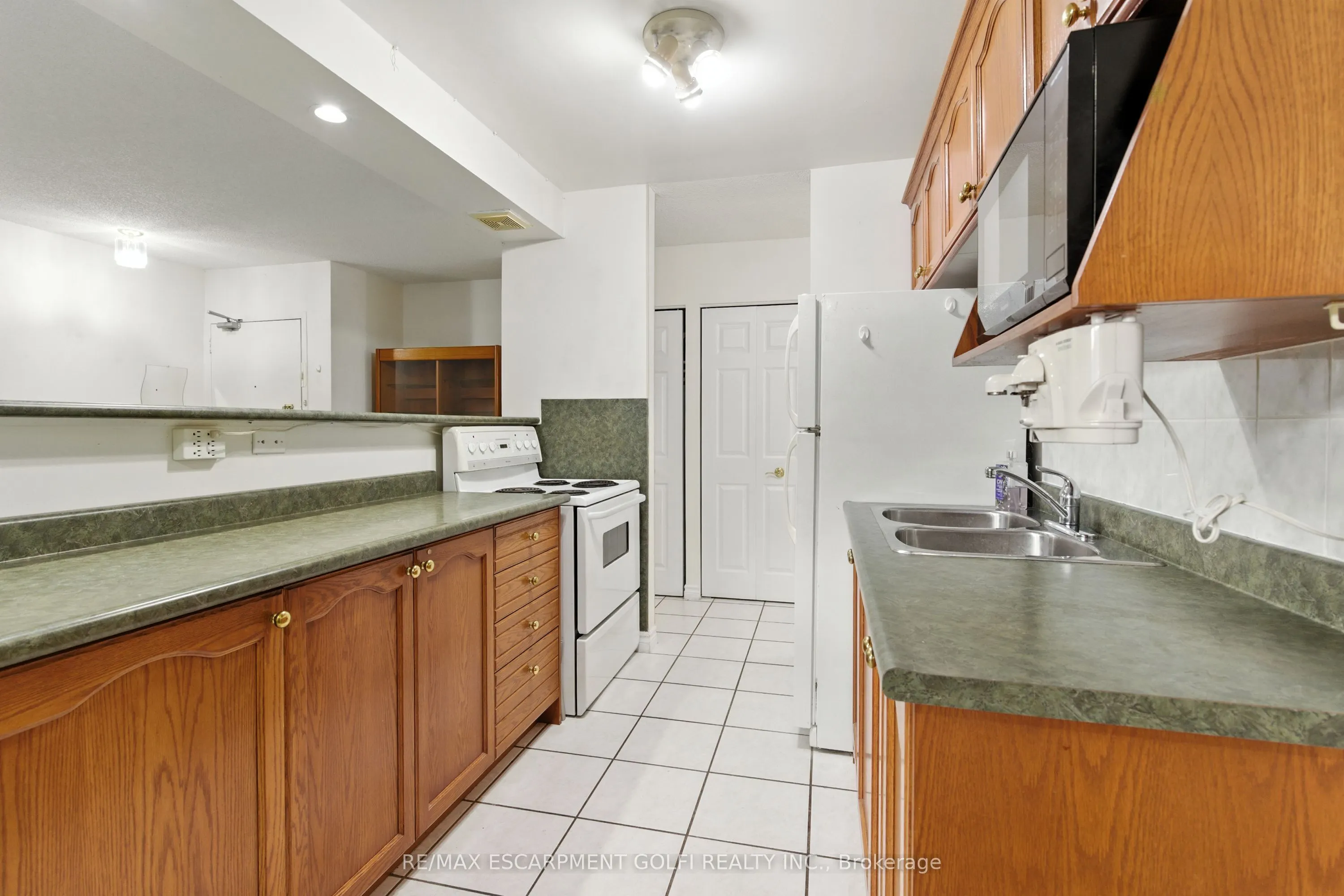 264 Oakdale Avenue #102