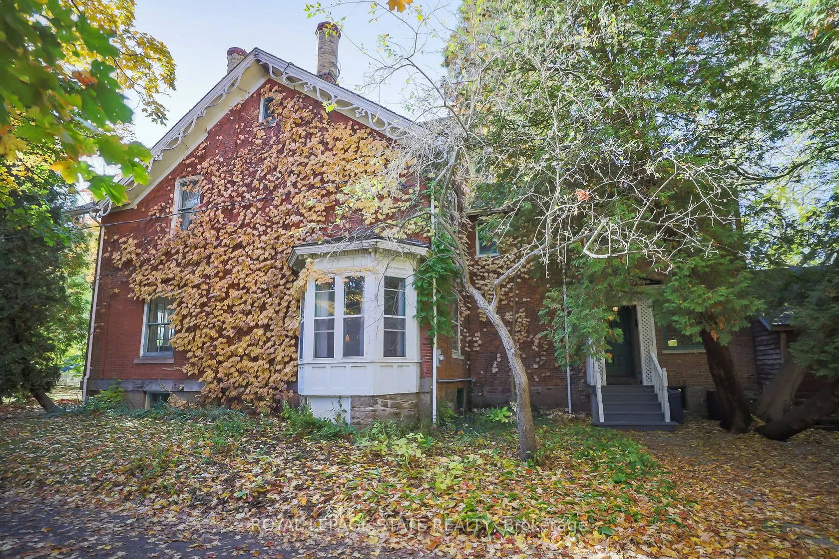 262 Main Street W