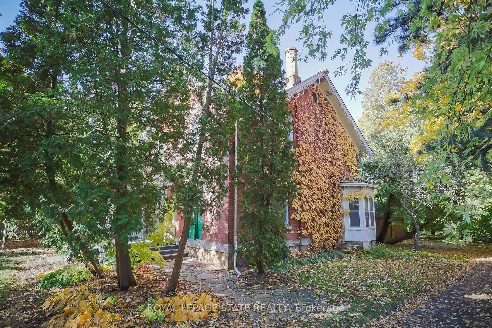 262 Main Street W