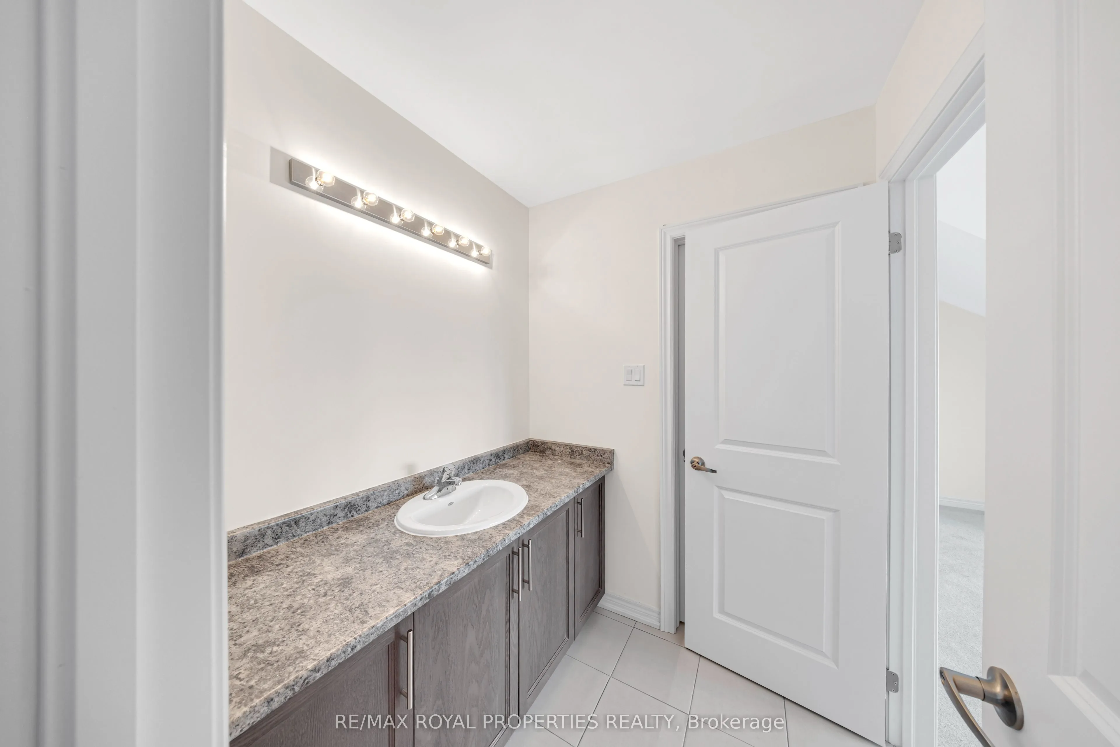 8 Skyvue Crescent
