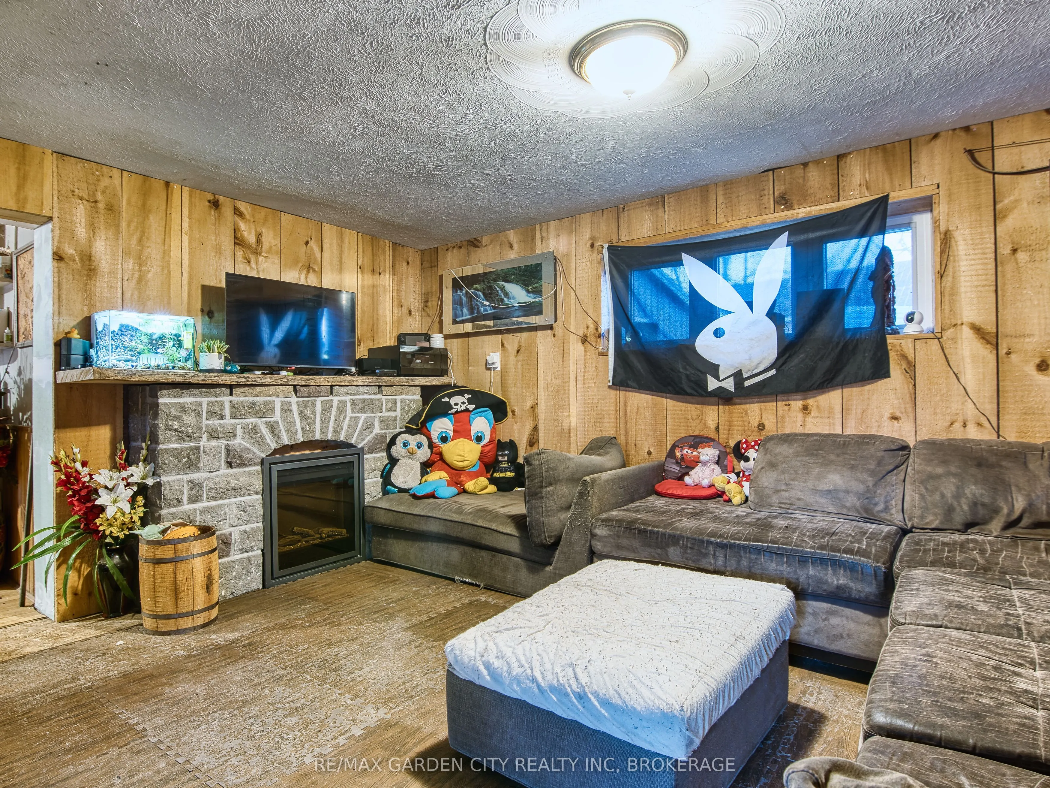 27 Indiana Road W