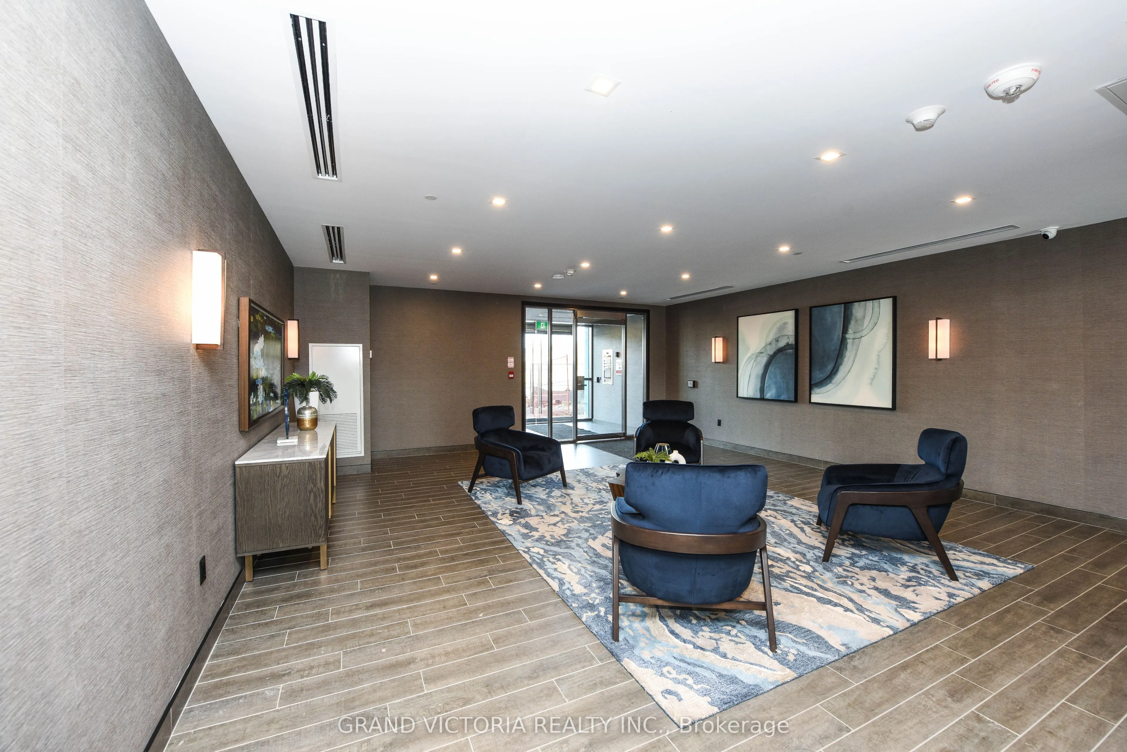 460 Dundas Street E #212