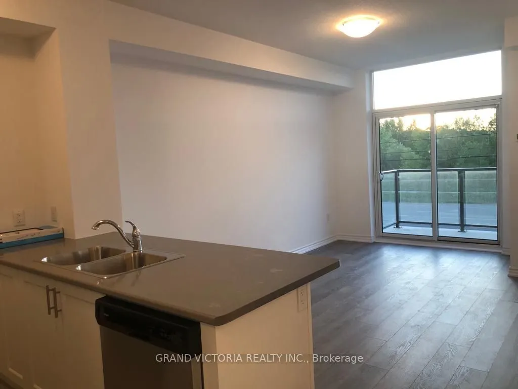 460 Dundas Street E #212