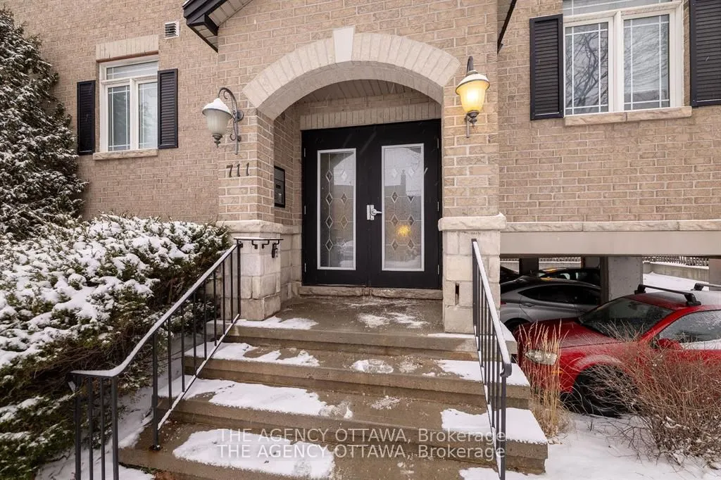 711 CHURCHILL Avenue N #203