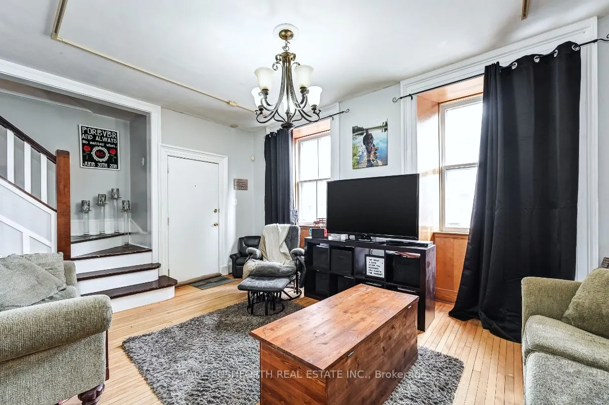 28 Wilson Street W
