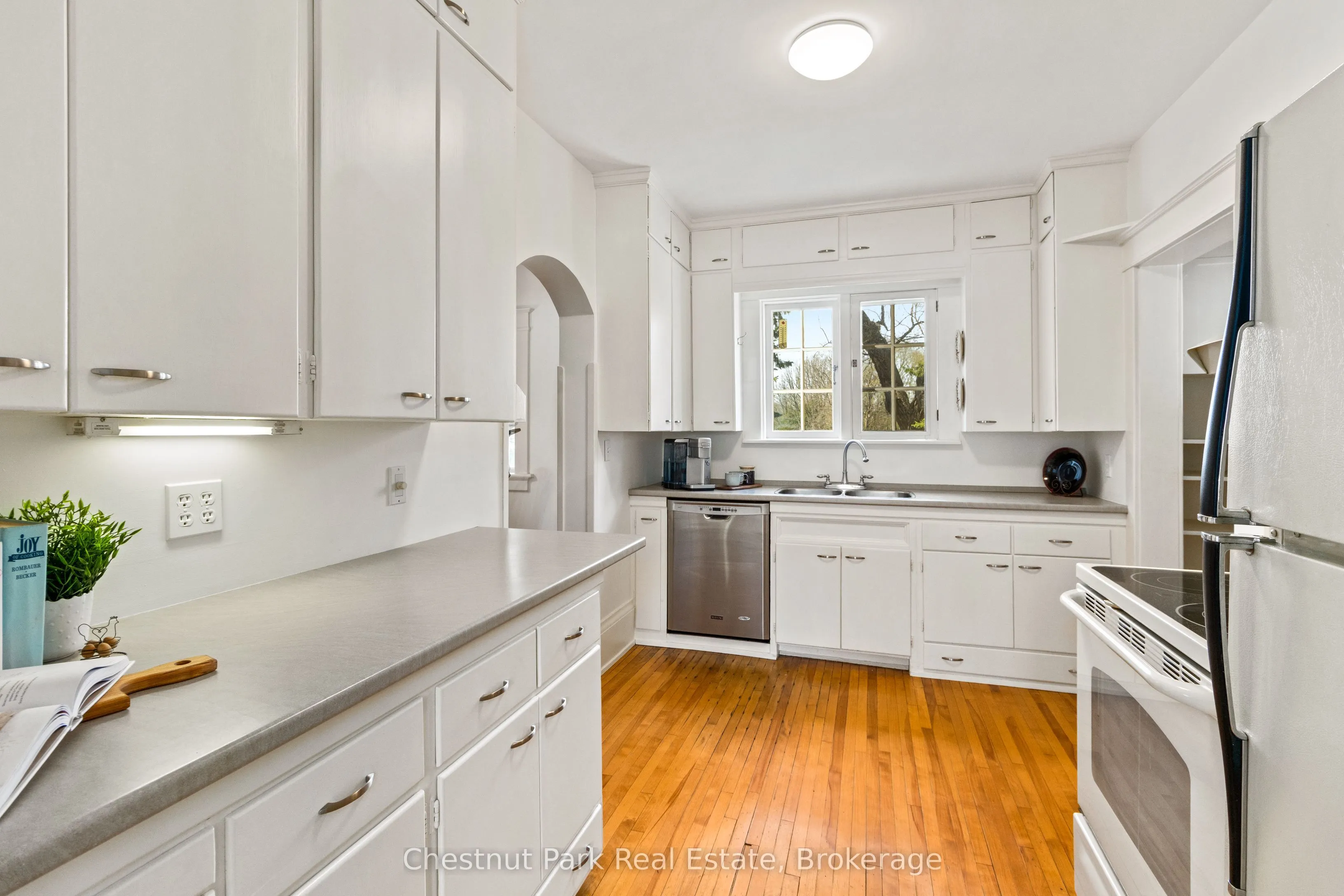 190 4th Street W