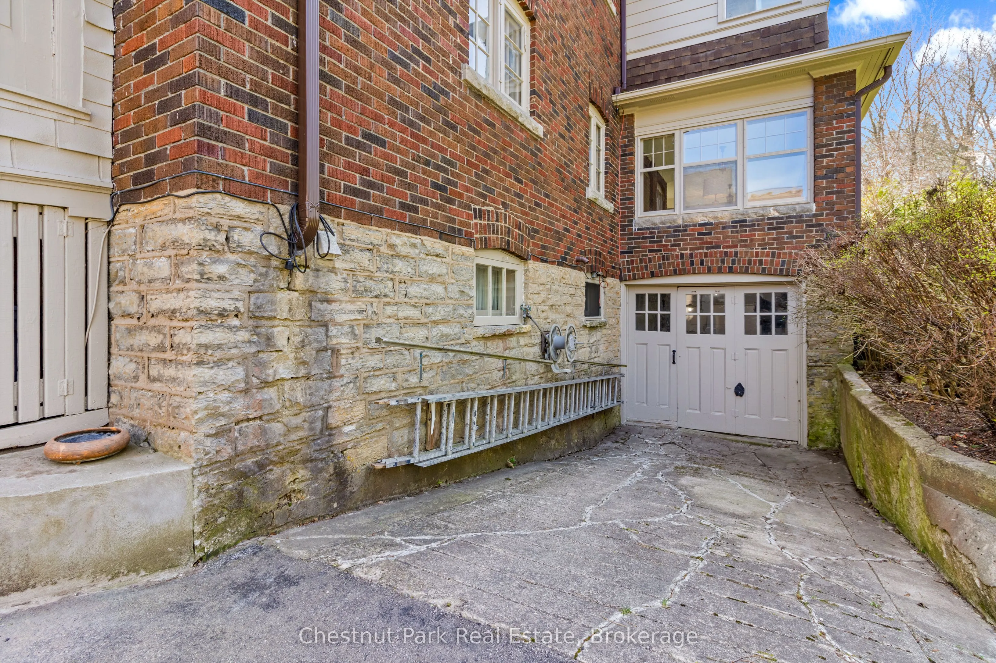190 4th Street W