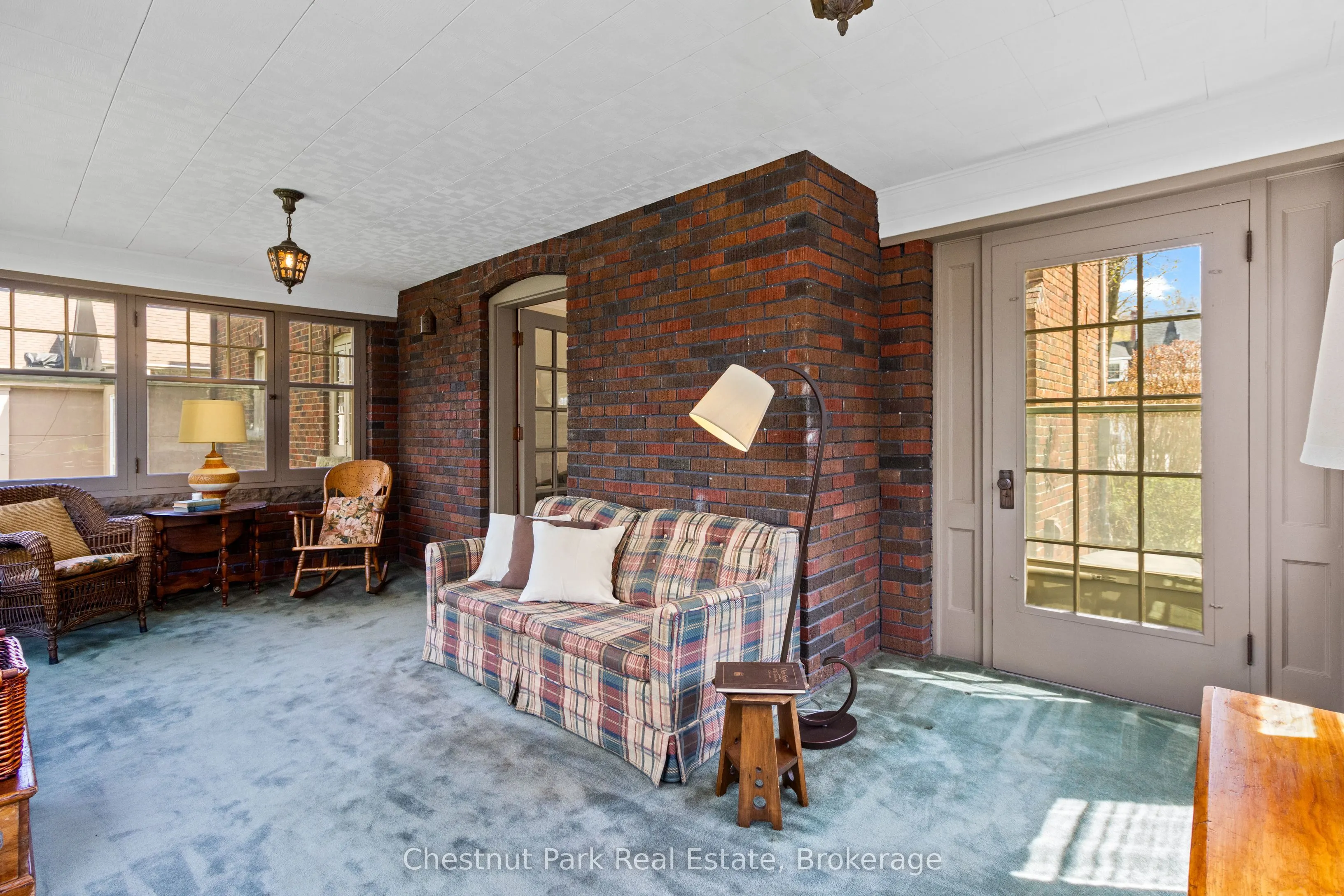 190 4th Street W
