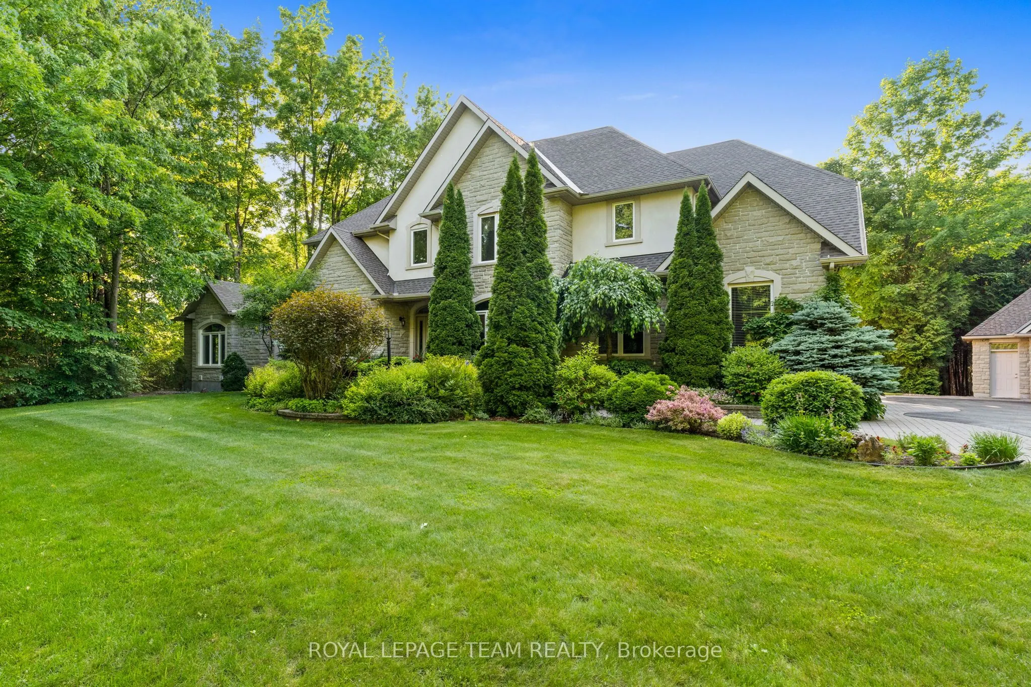 6005 Earlscourt Crescent