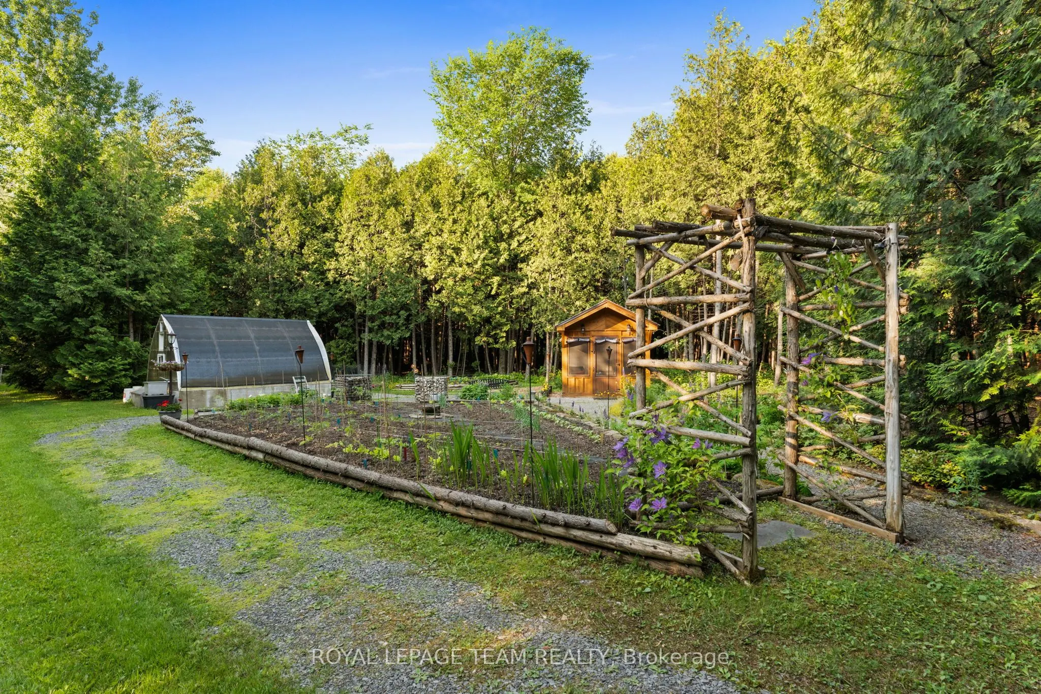 6005 Earlscourt Crescent