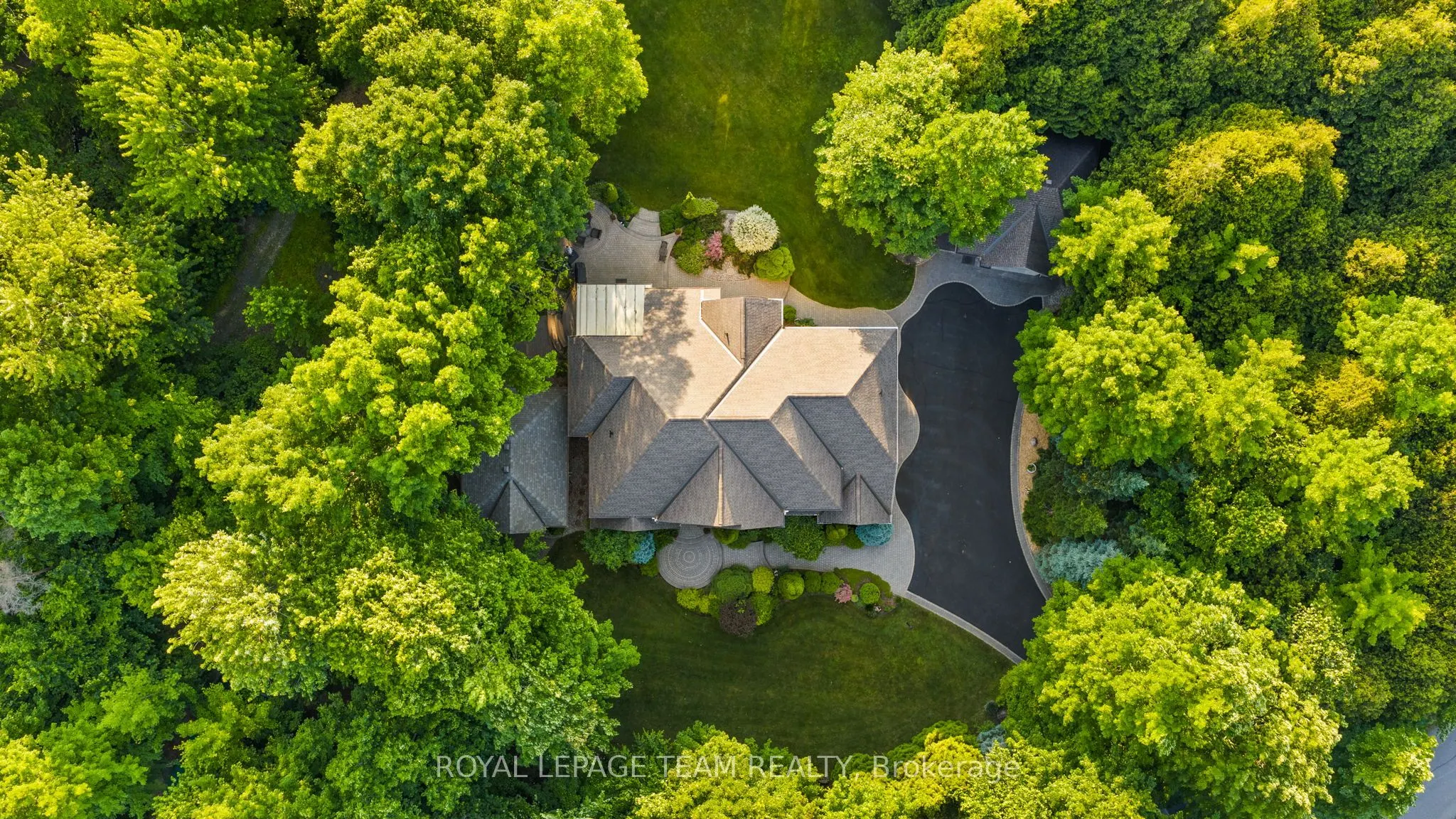 6005 Earlscourt Crescent