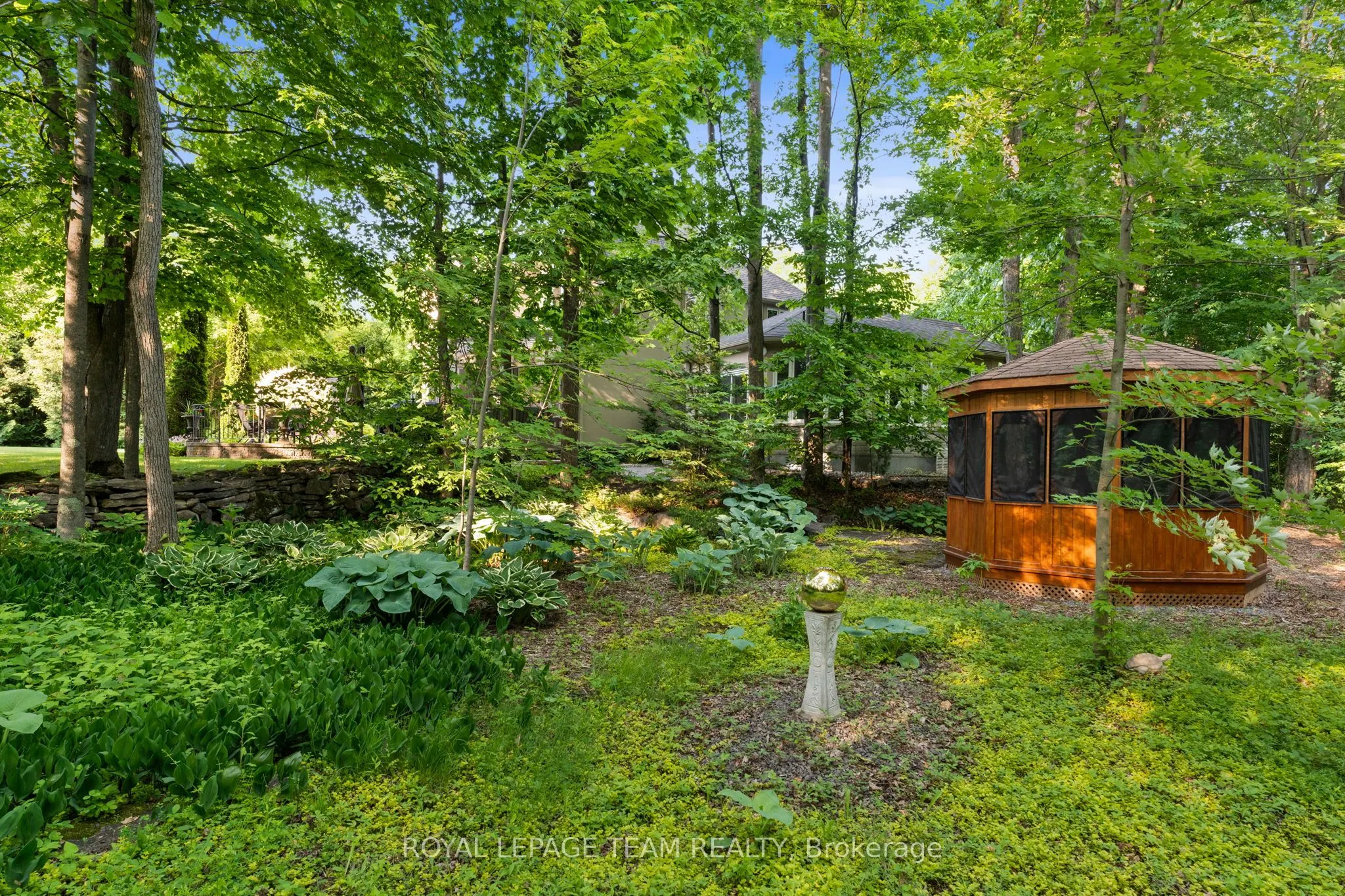 6005 Earlscourt Crescent