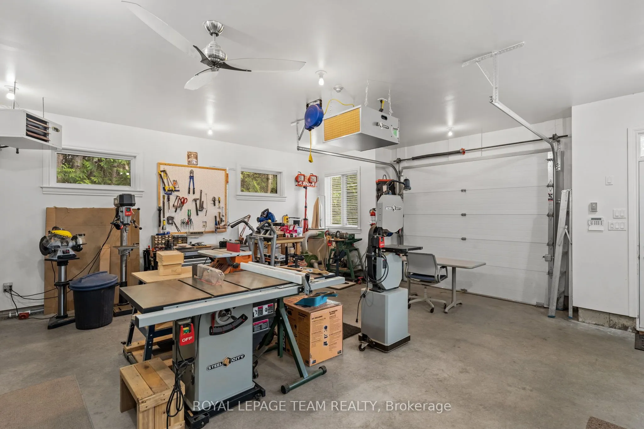 6005 Earlscourt Crescent