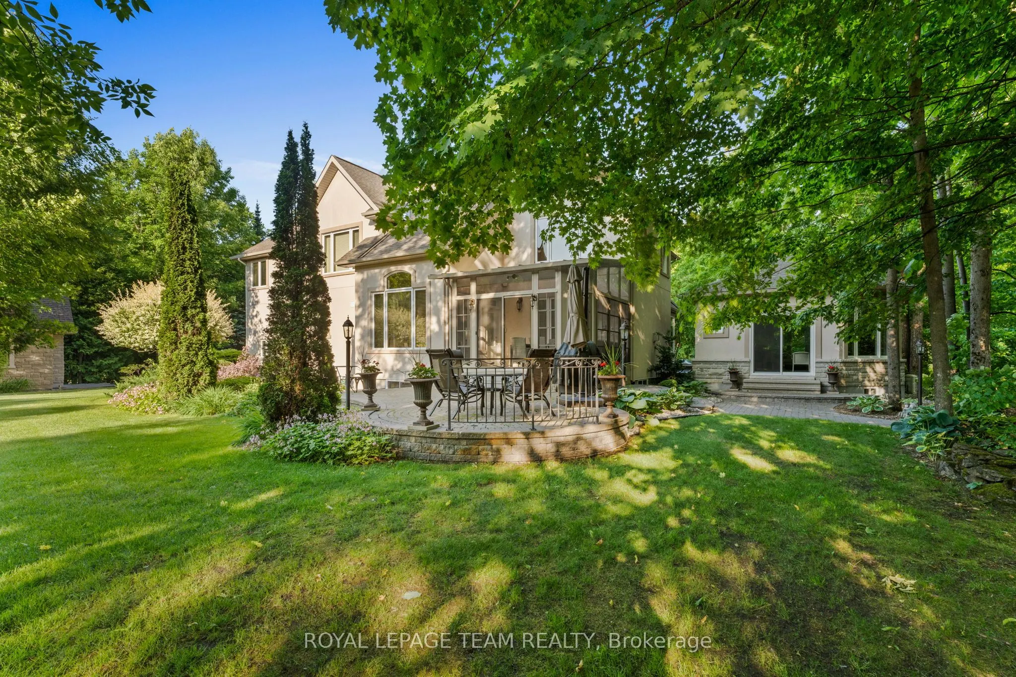 6005 Earlscourt Crescent