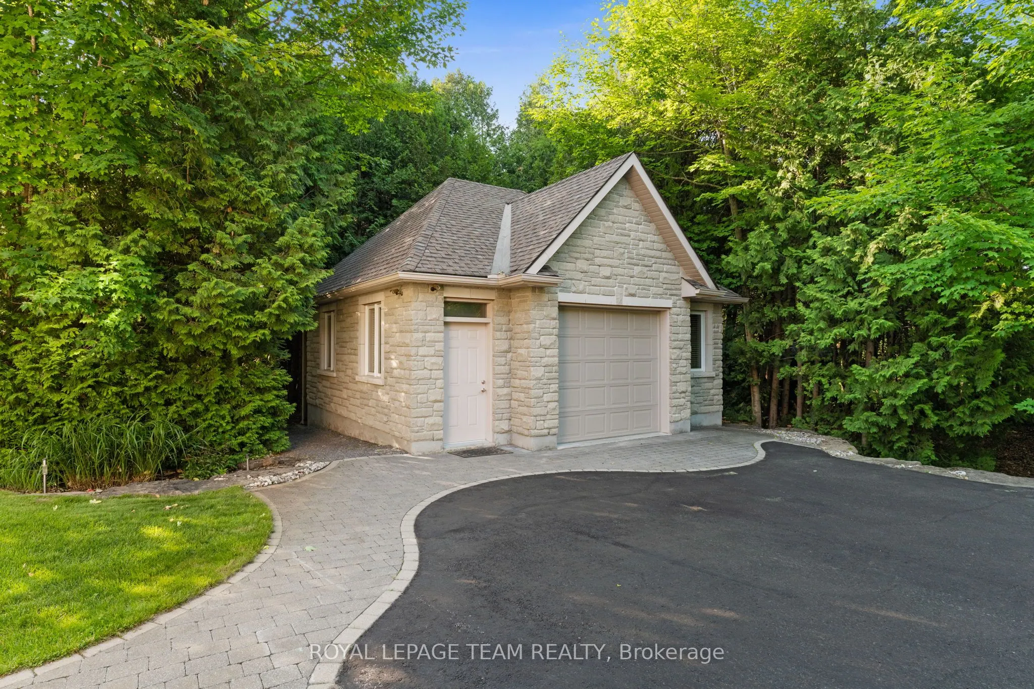 6005 Earlscourt Crescent