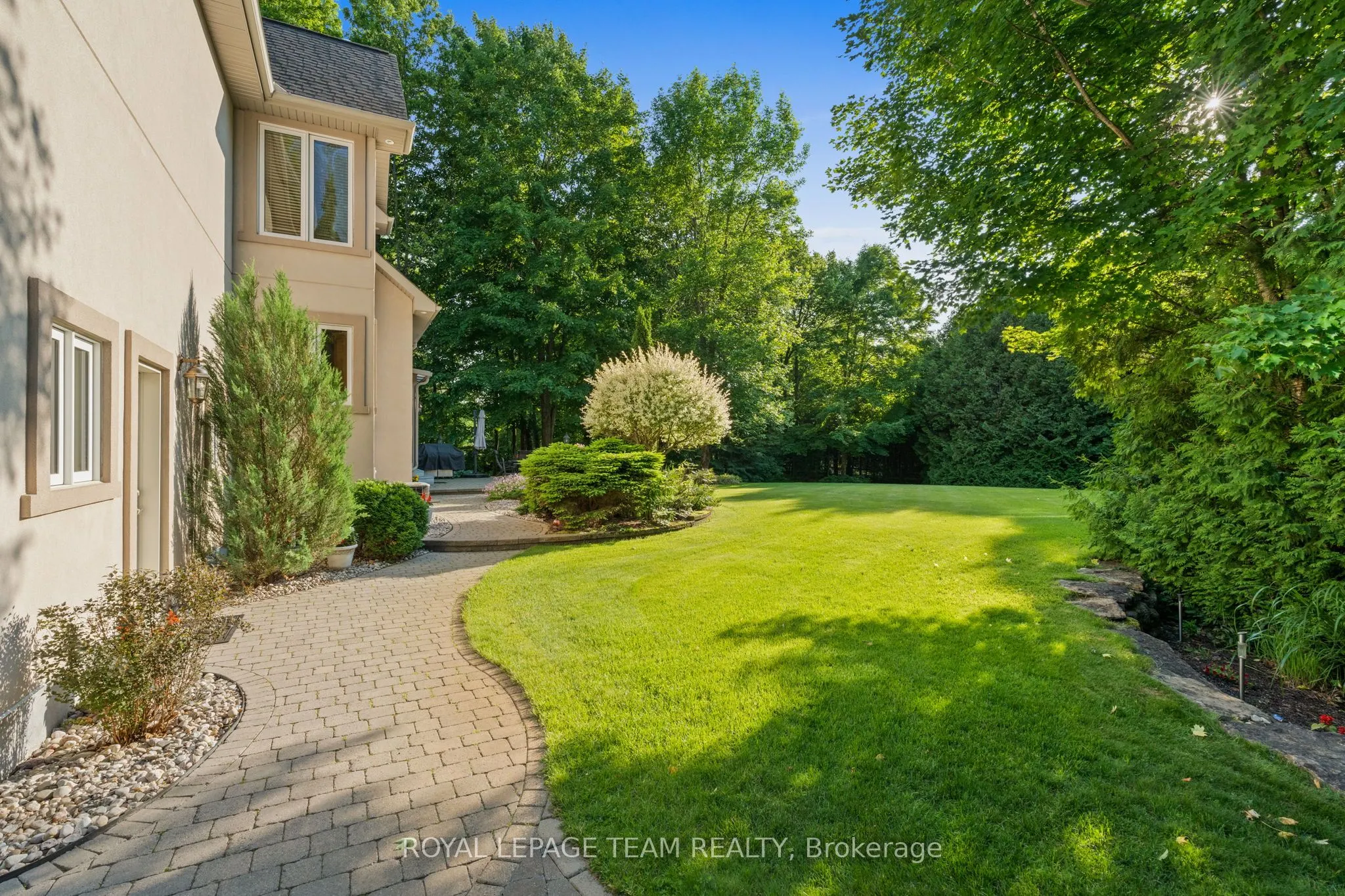6005 Earlscourt Crescent