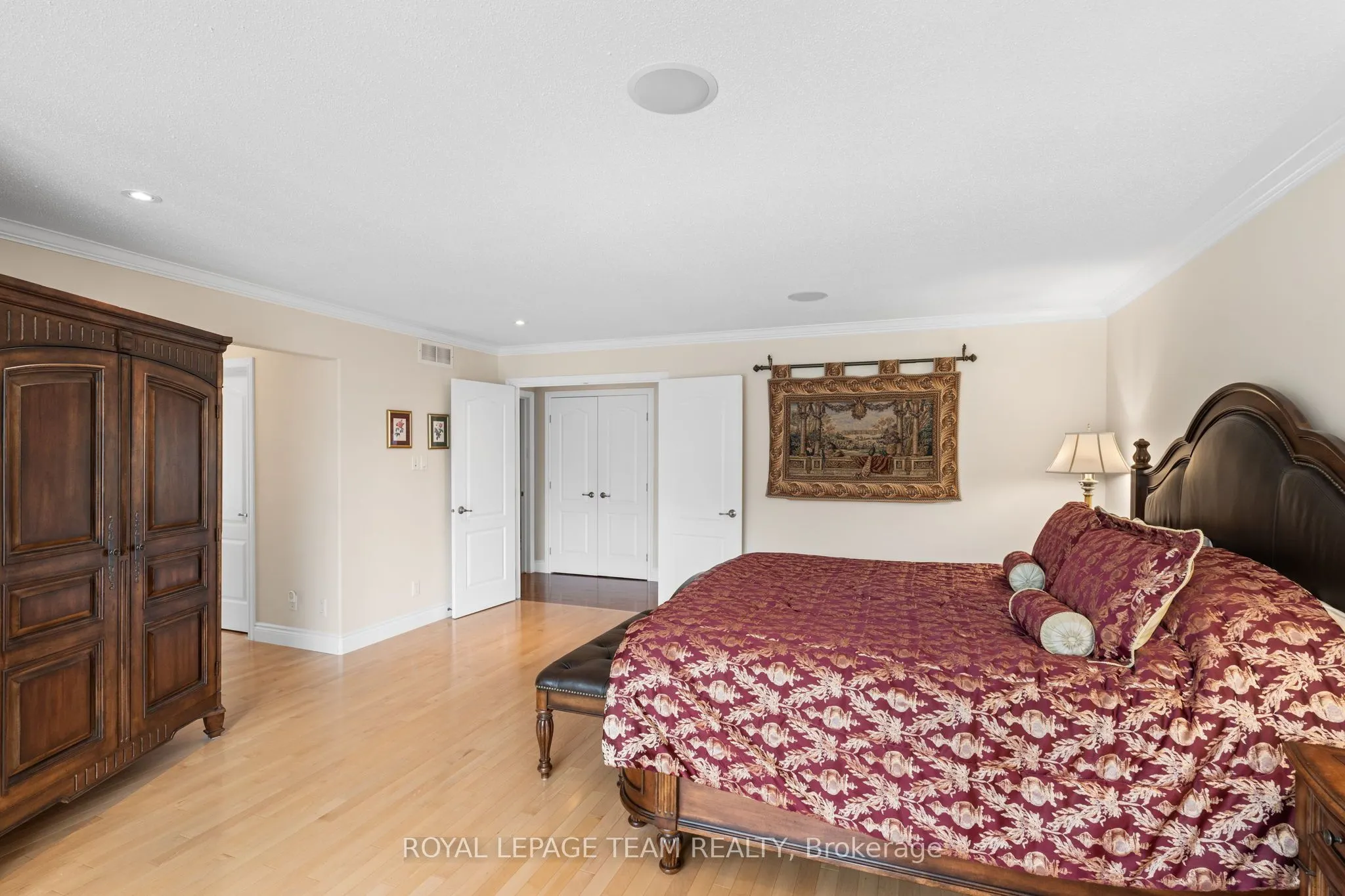 6005 Earlscourt Crescent