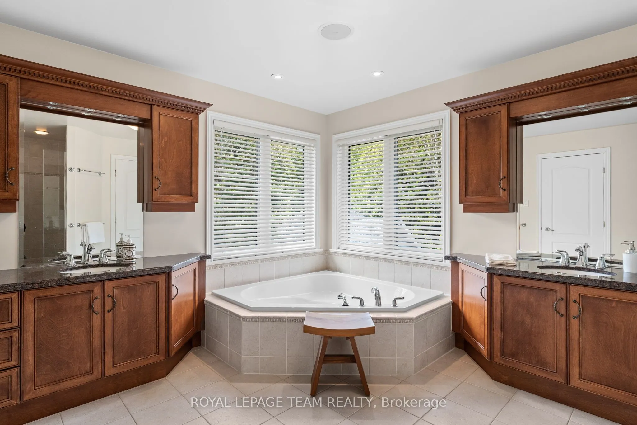 6005 Earlscourt Crescent