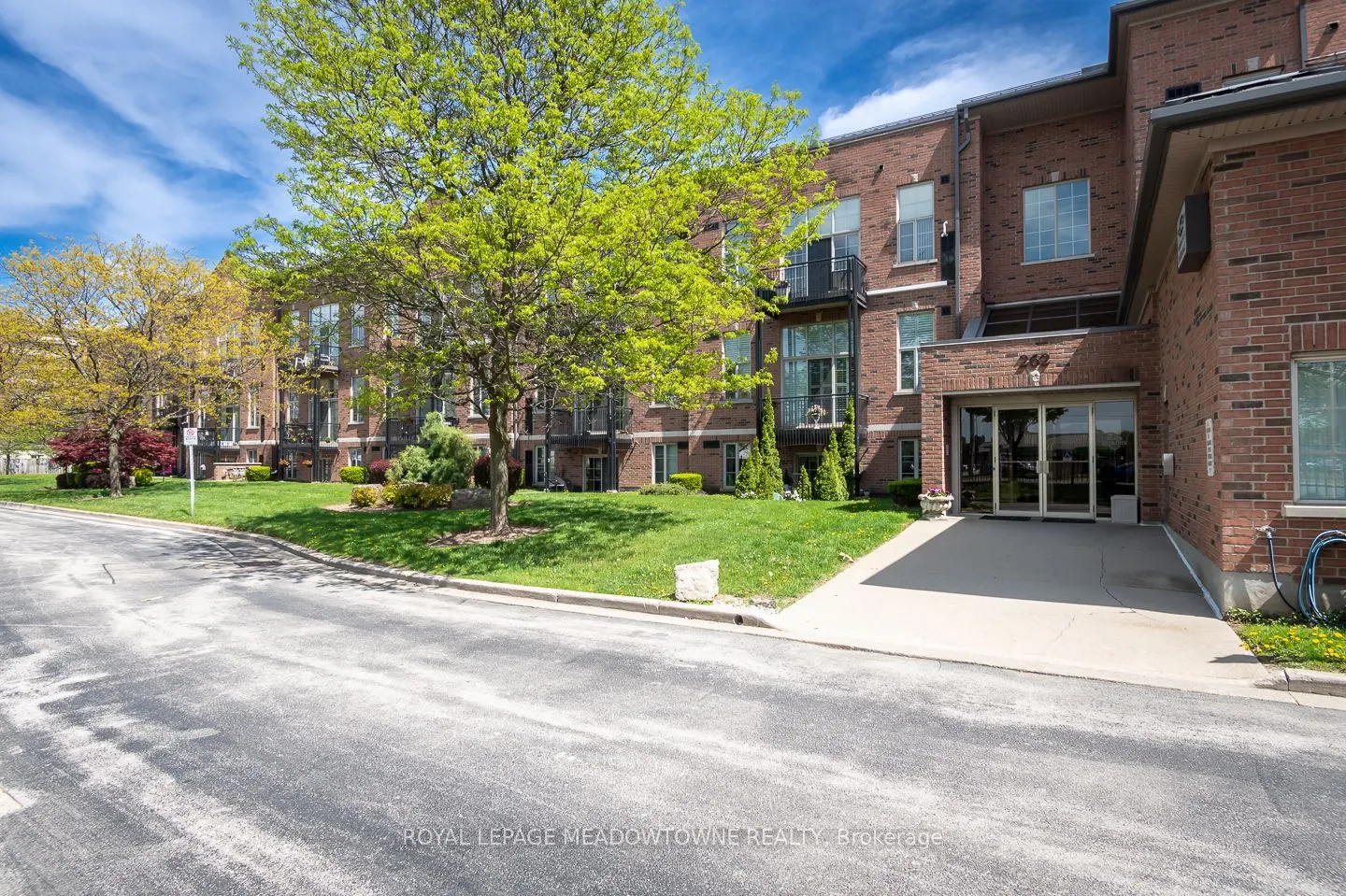 262 Dundas Street E, #318