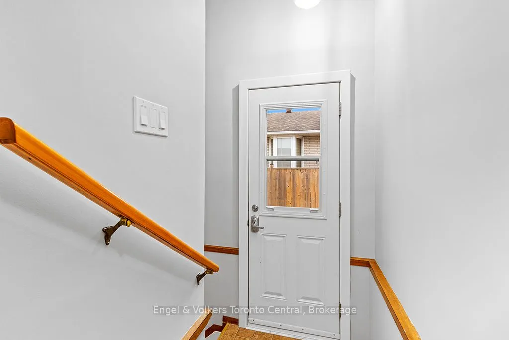 596 6TH Avenue W