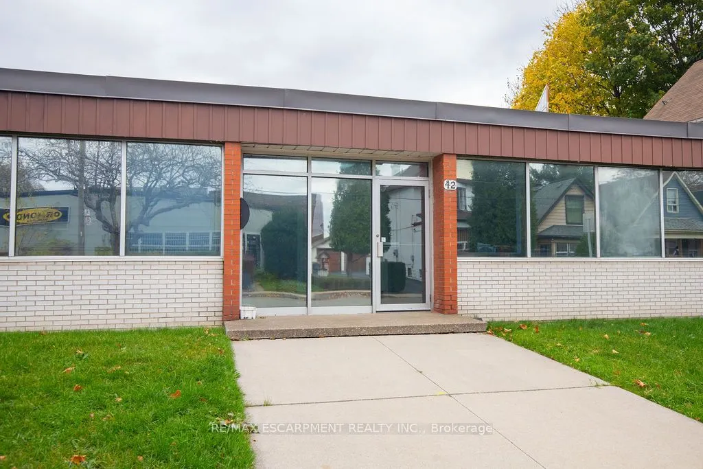 42 Niagara Street E
