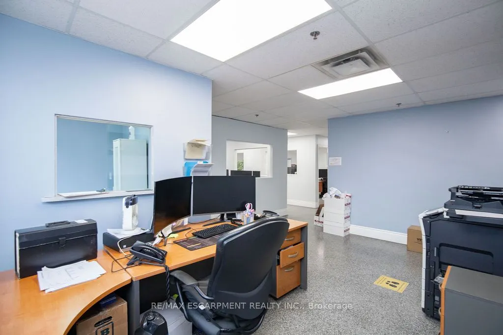 42 Niagara Street E