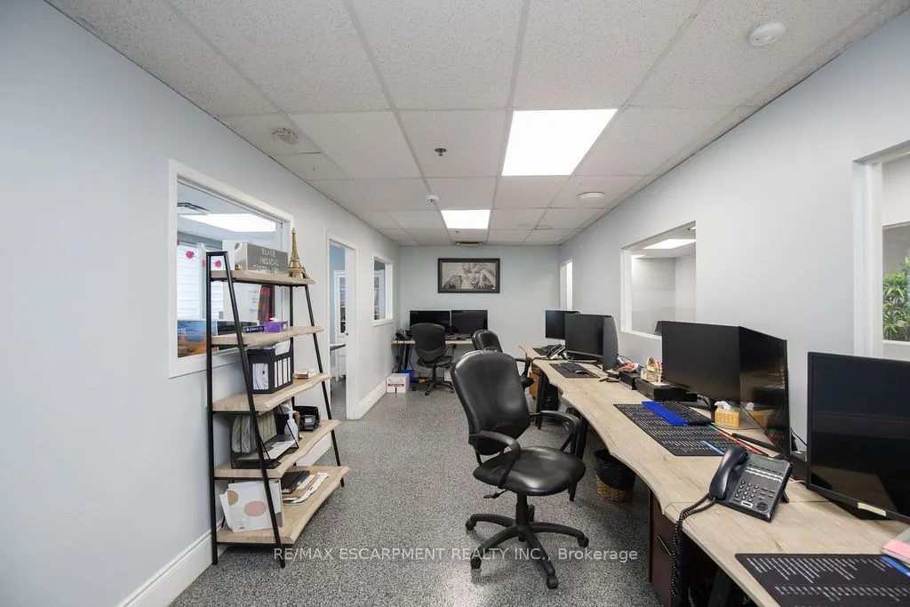 42 Niagara Street E