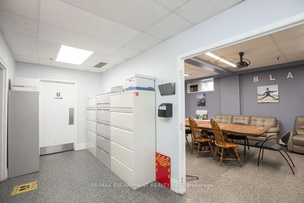 42 Niagara Street E