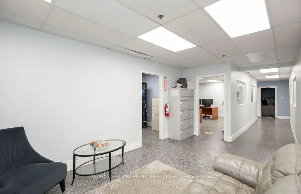42 Niagara Street E