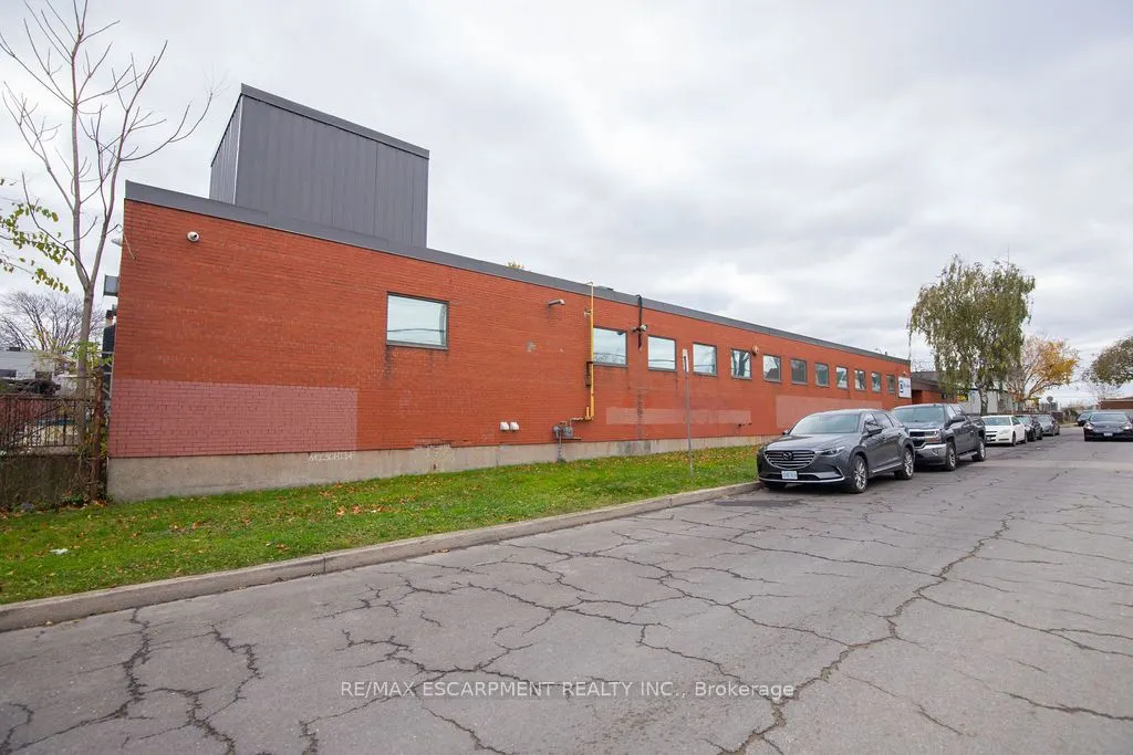 42 Niagara Street E