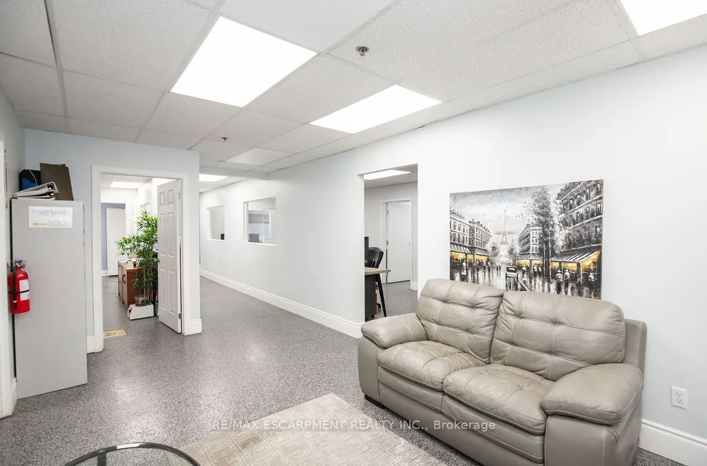 42 Niagara Street E