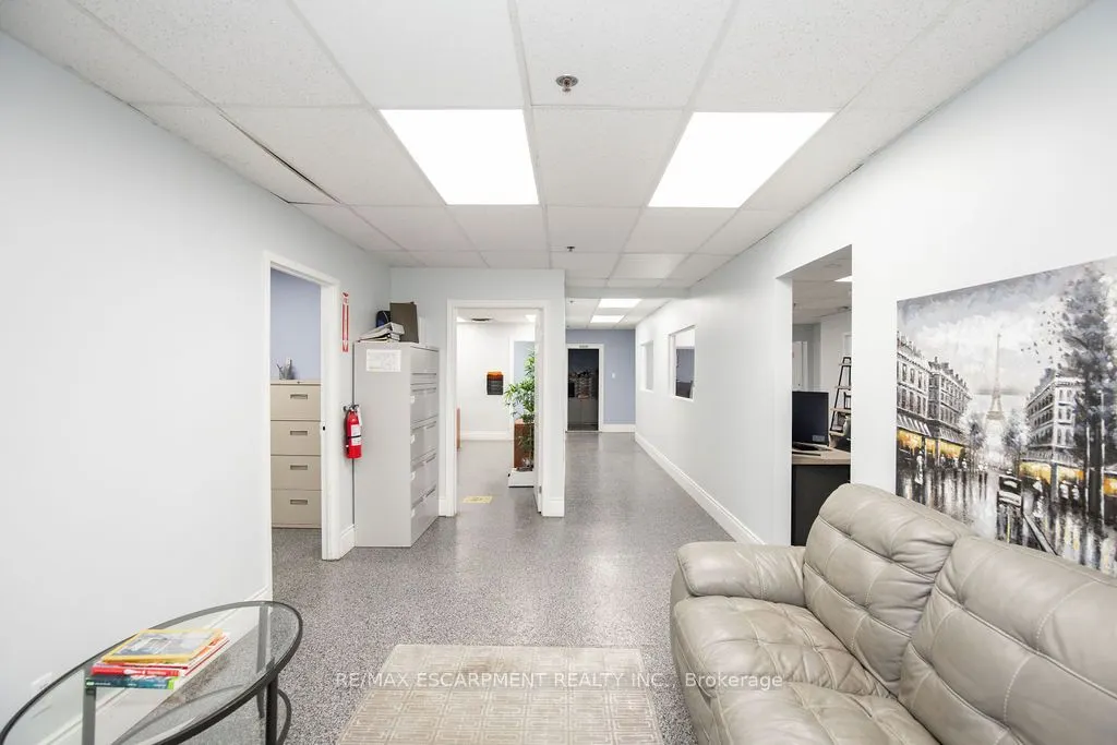 42 Niagara Street E