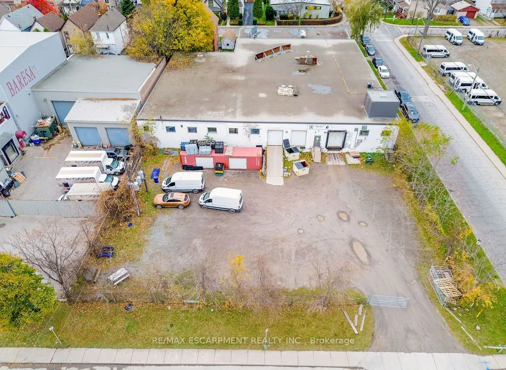 42 Niagara Street E