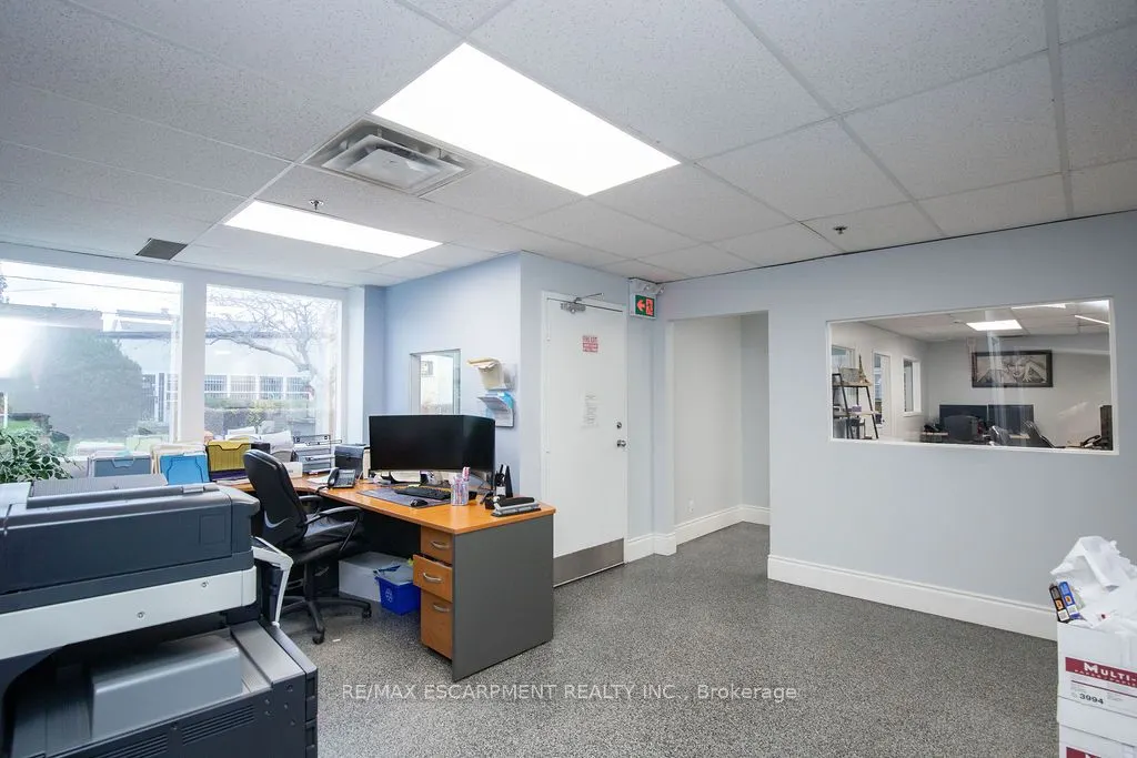 42 Niagara Street E