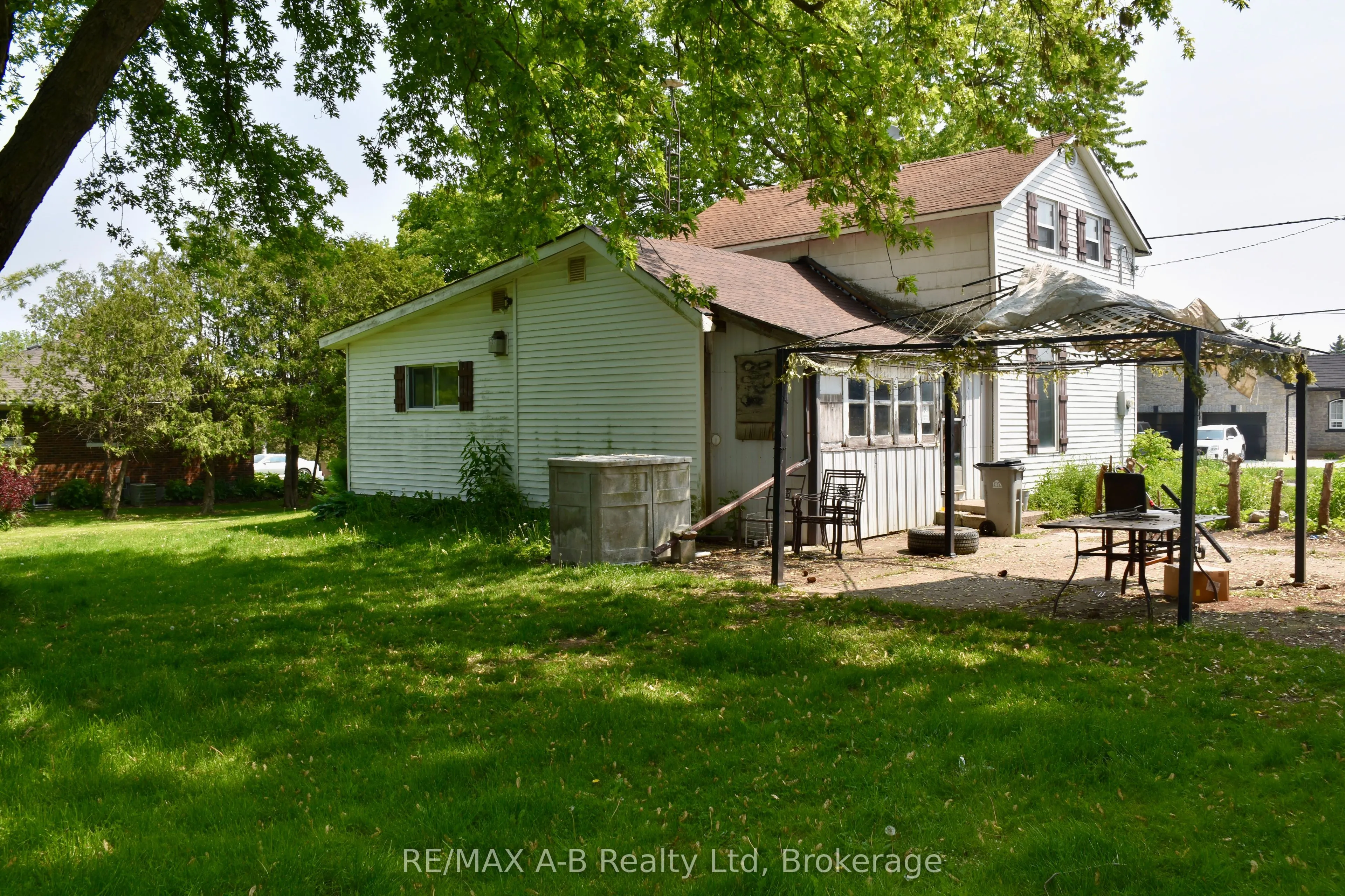 86 Salina Street N