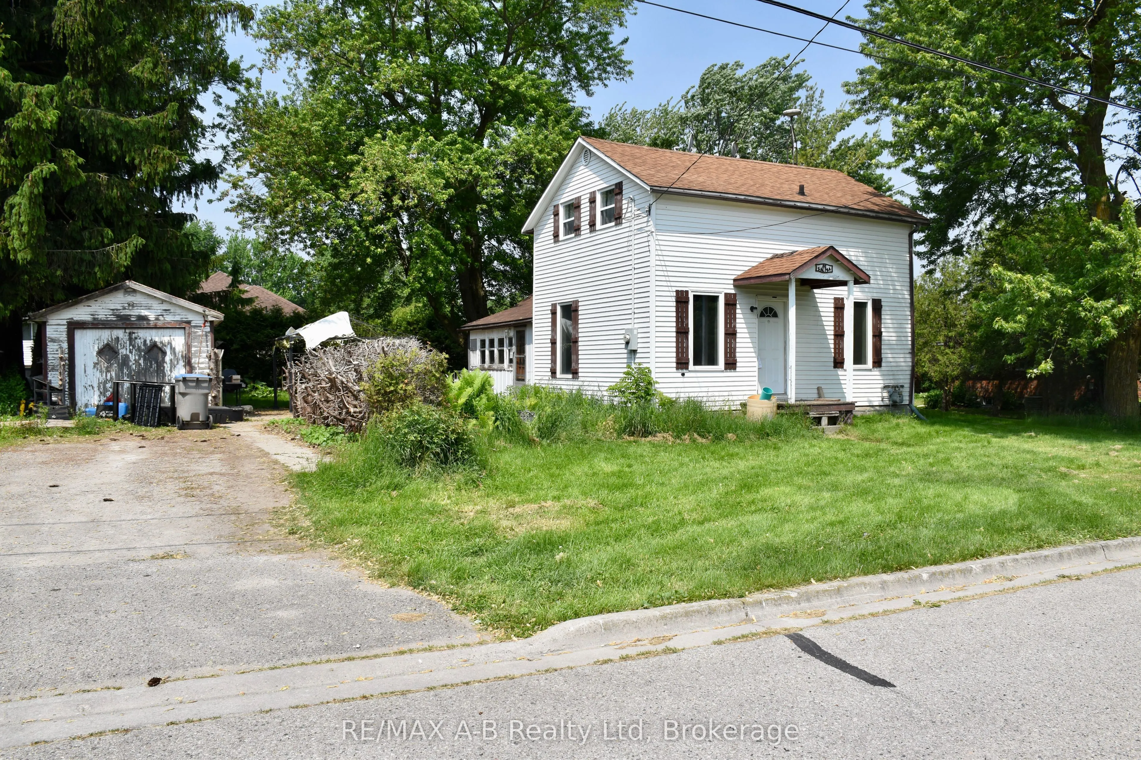 86 Salina Street N