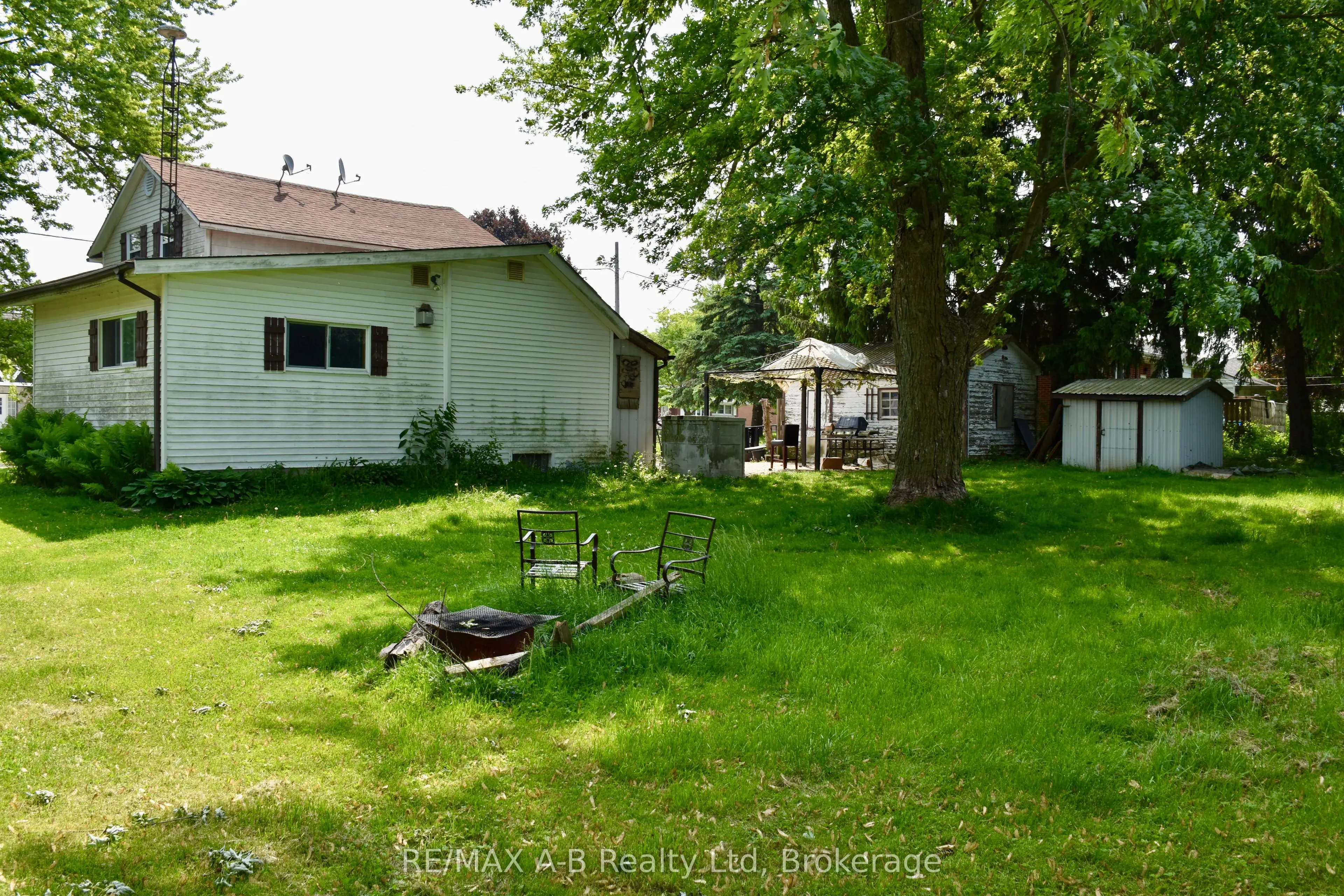 86 Salina Street N