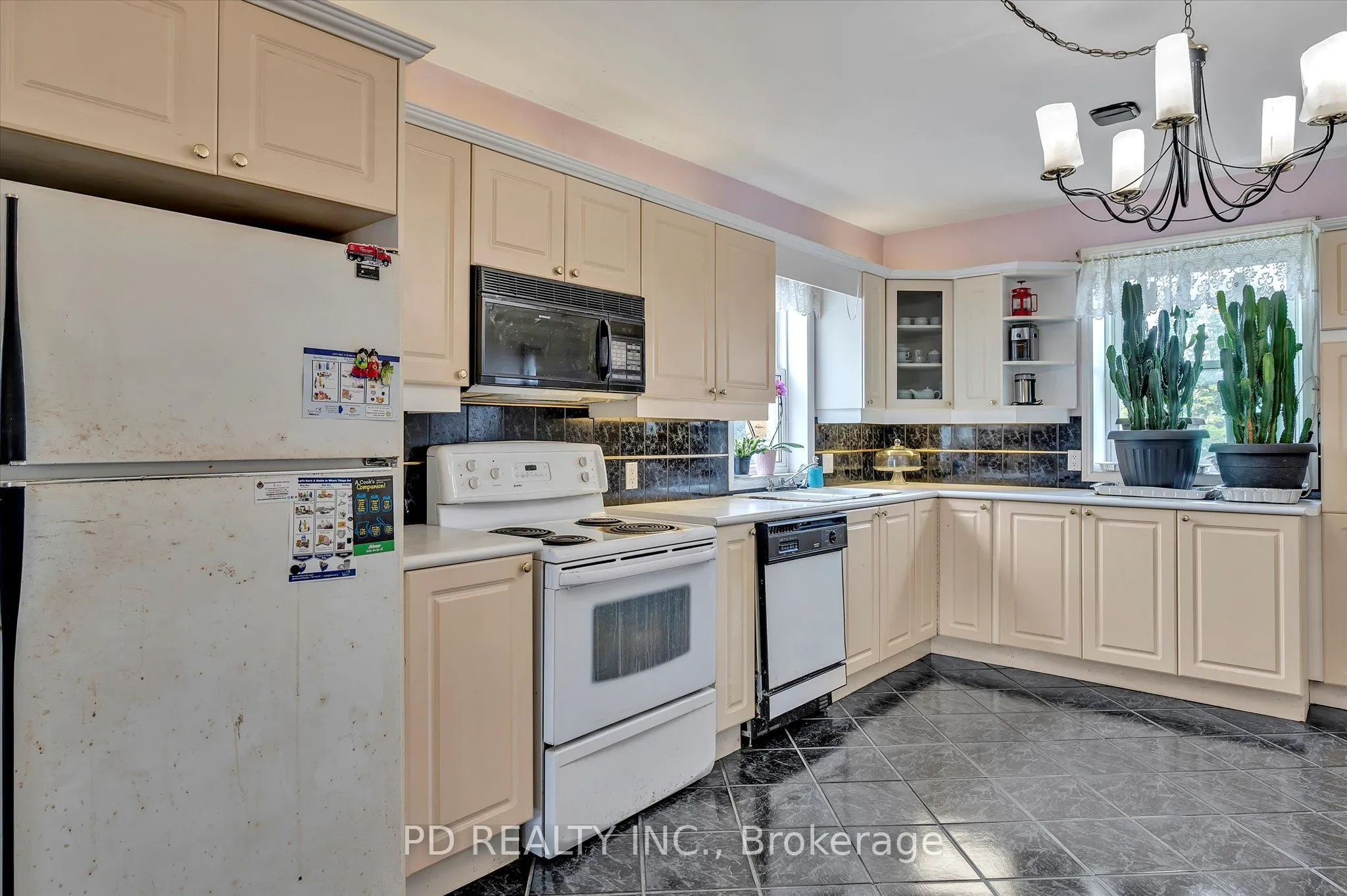 2449 Queen Mary Street